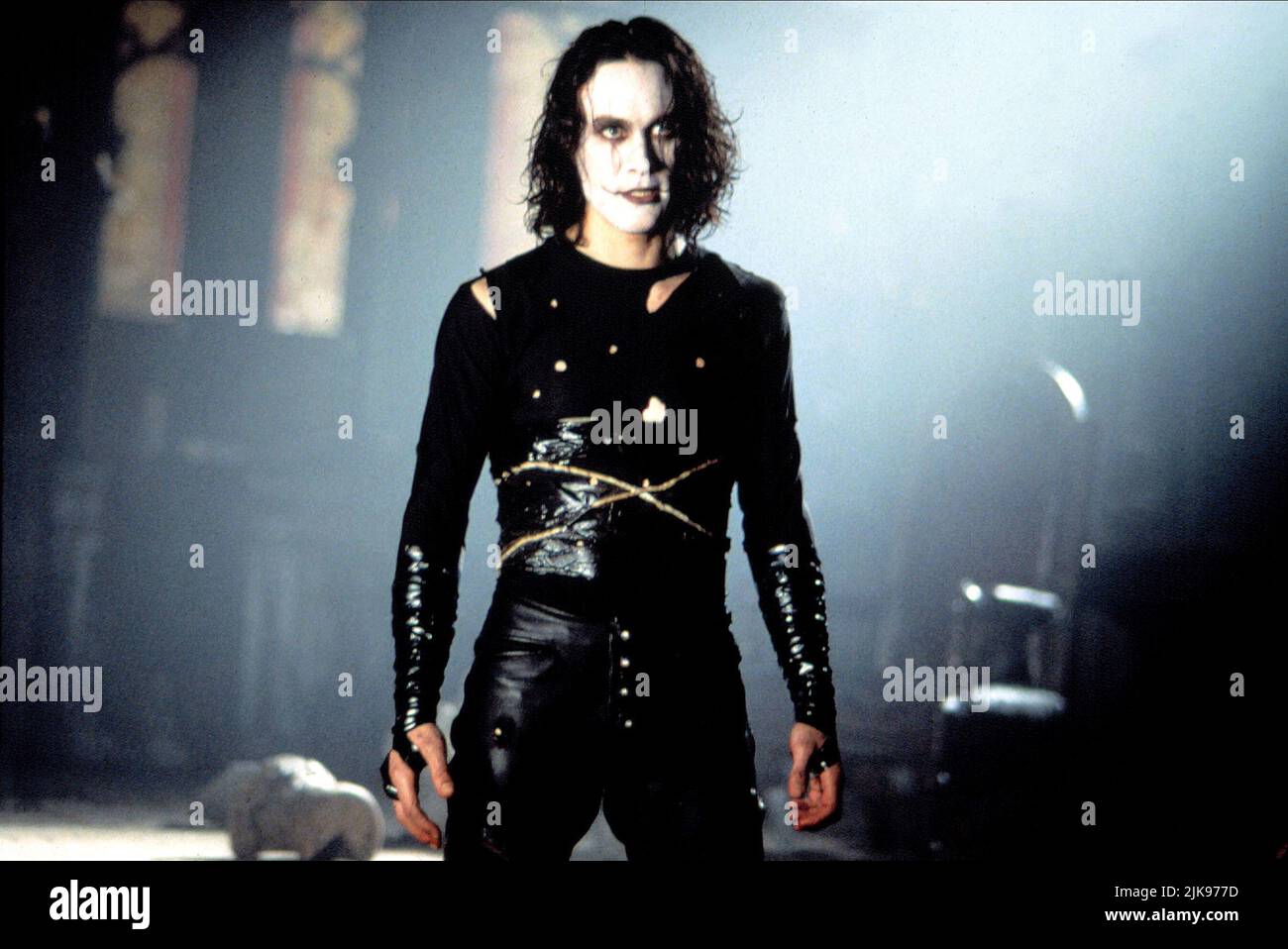 Brandon Lee Film: The Crow (USA 1994) Characters: Eric Draven  Director: Alex Proyas 11 May 1994   **WARNING** This Photograph is for editorial use only and is the copyright of BUENA VISTA INTERNATIONAL and/or the Photographer assigned by the Film or Production Company and can only be reproduced by publications in conjunction with the promotion of the above Film. A Mandatory Credit To BUENA VISTA INTERNATIONAL is required. The Photographer should also be credited when known. No commercial use can be granted without written authority from the Film Company. Stock Photo