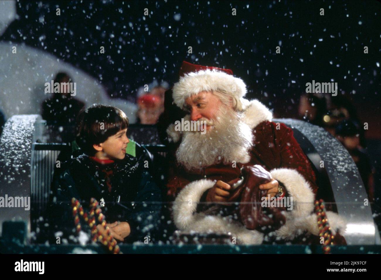 Eric Lloyd & Tim Allen Film: The Santa Clause (USA/UK 1985) Characters: Charlie Calvin, Scott Calvin  Director: John Pasquin 11 November 1994   **WARNING** This Photograph is for editorial use only and is the copyright of DISNEY and/or the Photographer assigned by the Film or Production Company and can only be reproduced by publications in conjunction with the promotion of the above Film. A Mandatory Credit To DISNEY is required. The Photographer should also be credited when known. No commercial use can be granted without written authority from the Film Company. Stock Photo