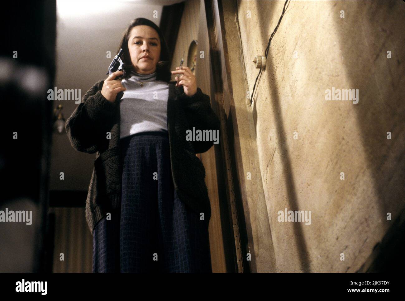 Kathy Bates Film: Misery (USA 1990) Characters: Annie Wilkes  / Literaturverfilmung (Based On The Book By Stephen King) Director: Rob Reiner 29 November 1990   **WARNING** This Photograph is for editorial use only and is the copyright of CASTLE ROCK ENTERTAINMENT and/or the Photographer assigned by the Film or Production Company and can only be reproduced by publications in conjunction with the promotion of the above Film. A Mandatory Credit To CASTLE ROCK ENTERTAINMENT is required. The Photographer should also be credited when known. No commercial use can be granted without written authority Stock Photo