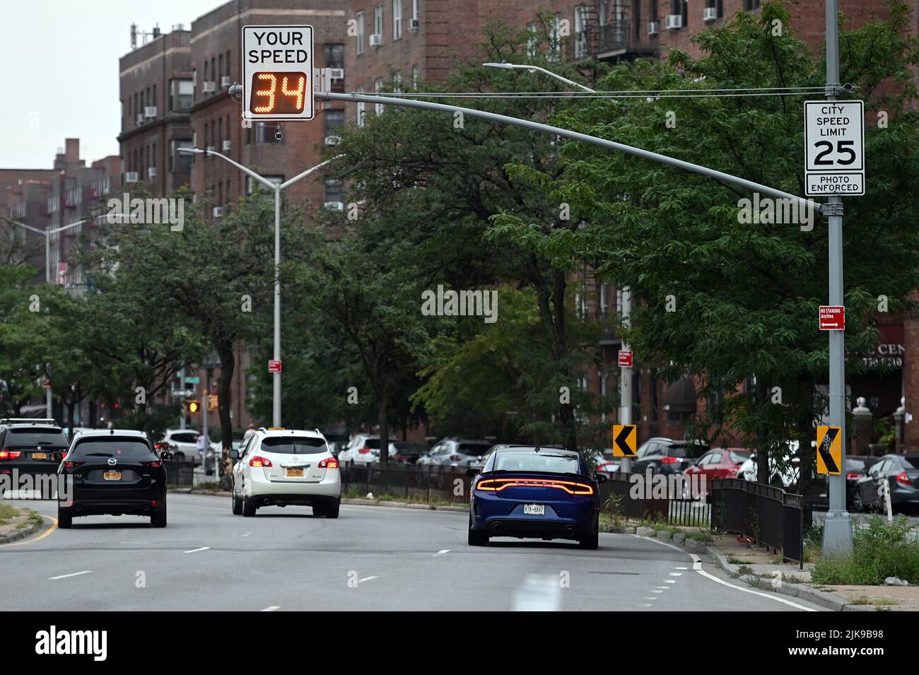 A speed indicator shows an approaching car driving at 34 mp/h along