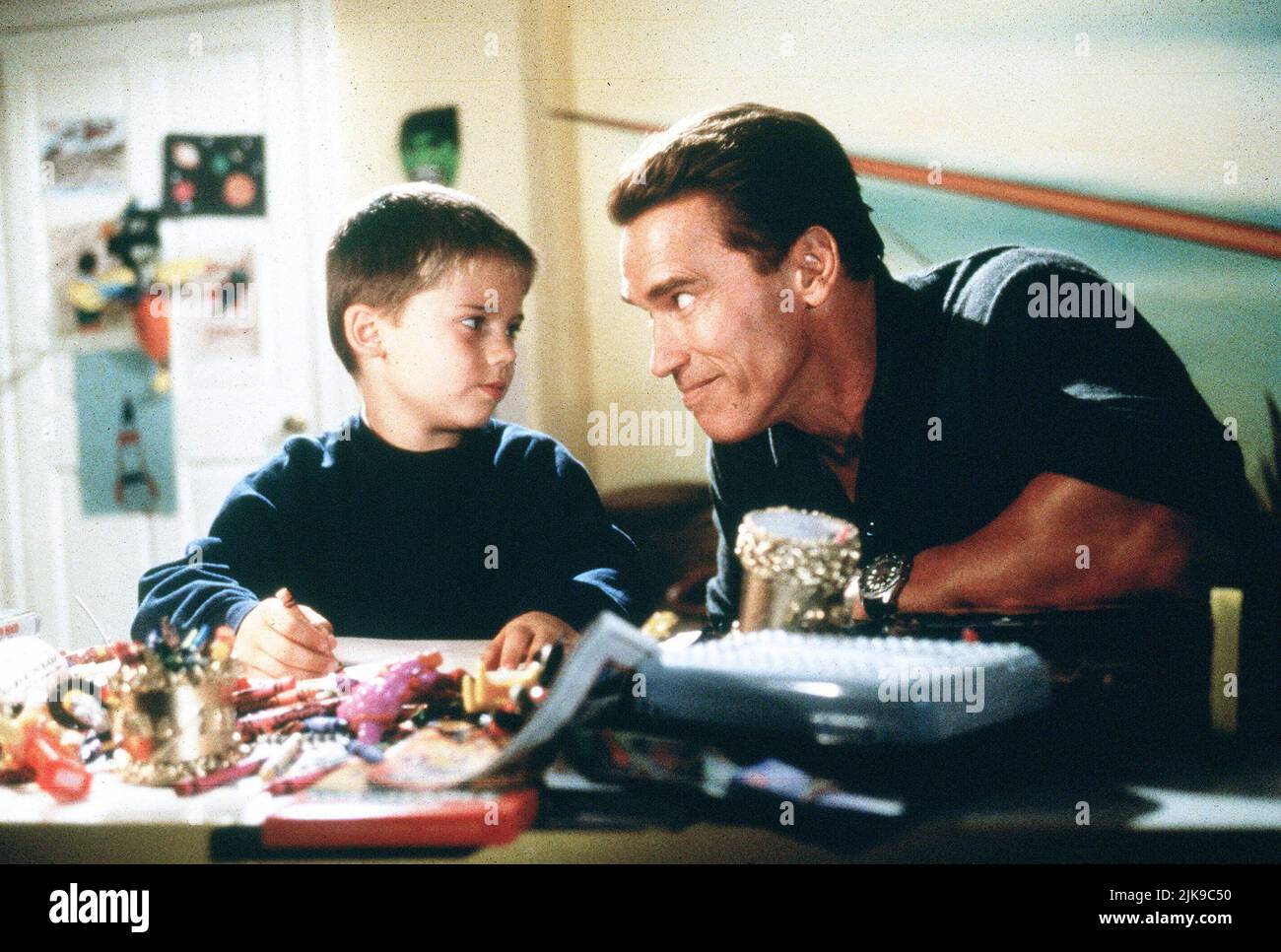 Jake Lloyd & Arnold Schwarzenegger Film: Jingle All The Way (USA 1996) Characters: Jamie Langston & Howard Langston  Director: Brian Levant 16 November 1996   **WARNING** This Photograph is for editorial use only and is the copyright of 20TH CENTURY FOX and/or the Photographer assigned by the Film or Production Company and can only be reproduced by publications in conjunction with the promotion of the above Film. A Mandatory Credit To 20TH CENTURY FOX is required. The Photographer should also be credited when known. No commercial use can be granted without written authority from the Film Compa Stock Photo