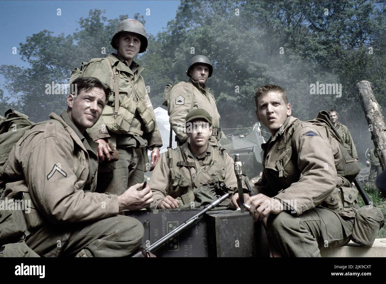 Edward Burns, Giovanni Ribisi, Tom Sizemore, Adam Goldberg & Barry Pepper Film: Saving Private Ryan (USA 1998) Characters: Pvt. Richard Reiben,T-4 Medic Irwin Wade,Sgt. Mike Horvath,Pvt. Stanley Mellish,Pvt. Daniel Jackson  Director: Steven Spielberg 21 July 1998   **WARNING** This Photograph is for editorial use only and is the copyright of DREAMWORKSPARAMOUNT PICTURES and/or the Photographer assigned by the Film or Production Company and can only be reproduced by publications in conjunction with the promotion of the above Film. A Mandatory Credit To DREAMWORKSPARAMOUNT PICTURES is required Stock Photo