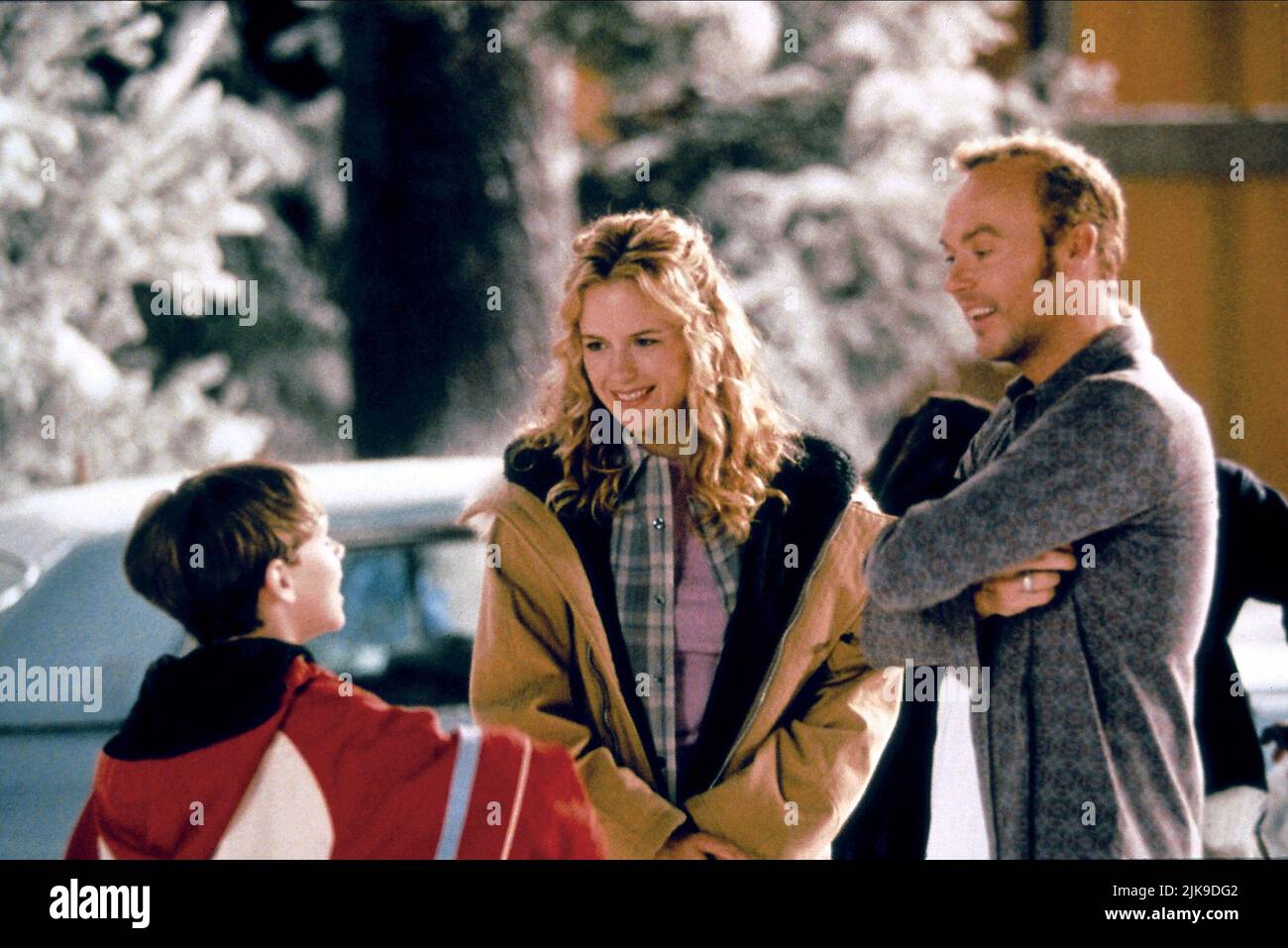 Joseph Cross, Kelly Preston & Michael Keaton Film: Jack Frost (USA 1998) Characters: Charlie Frost,Gabby Frost,Jack Frost  Director: Troy Miller 05 December 1998   **WARNING** This Photograph is for editorial use only and is the copyright of WARNER BROS. and/or the Photographer assigned by the Film or Production Company and can only be reproduced by publications in conjunction with the promotion of the above Film. A Mandatory Credit To WARNER BROS. is required. The Photographer should also be credited when known. No commercial use can be granted without written authority from the Film Company. Stock Photo