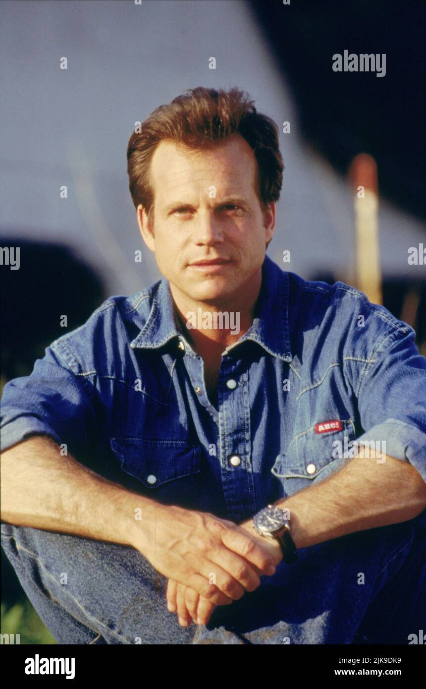Bill Paxton Film: Twister (USA 1996) Characters: Bill Harding  Director: Jan De Bont 10 May 1996   **WARNING** This Photograph is for editorial use only and is the copyright of UNIVERSAL PICTURES and/or the Photographer assigned by the Film or Production Company and can only be reproduced by publications in conjunction with the promotion of the above Film. A Mandatory Credit To UNIVERSAL PICTURES is required. The Photographer should also be credited when known. No commercial use can be granted without written authority from the Film Company. Stock Photo