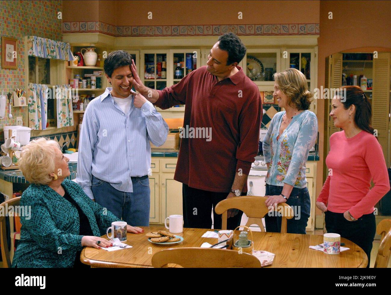 Doris Roberts, Ray Romano, Brad Garrett, Monica Horan & Patricia Heaton Television: Everybody Loves Raymond (TV-Serie) Characters: Marie Barone, Ray Barone, Robert Barone, Amy MacDougall, Debra Barone  Usa 1996–2005, 13 September 1996   **WARNING** This Photograph is for editorial use only and is the copyright of CBS and/or the Photographer assigned by the Film or Production Company and can only be reproduced by publications in conjunction with the promotion of the above Film. A Mandatory Credit To CBS is required. The Photographer should also be credited when known. No commercial use can be g Stock Photo