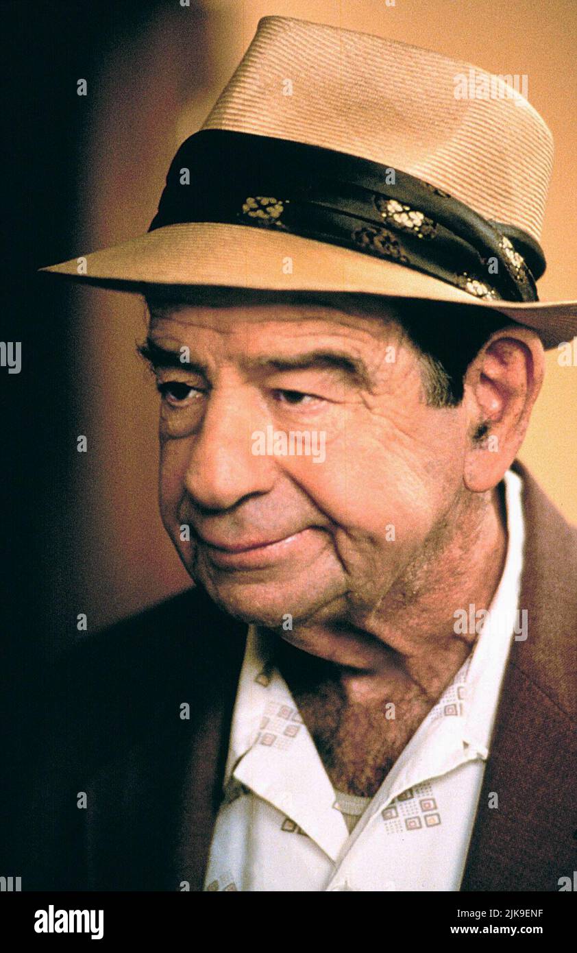 Walter Matthau Film: The Odd Couple Ii (USA 1988) Characters: Oscar Madison  Director: Howard Deutch 10 April 1998   **WARNING** This Photograph is for editorial use only and is the copyright of PARAMOUNT PICTURES and/or the Photographer assigned by the Film or Production Company and can only be reproduced by publications in conjunction with the promotion of the above Film. A Mandatory Credit To PARAMOUNT PICTURES is required. The Photographer should also be credited when known. No commercial use can be granted without written authority from the Film Company. Stock Photo