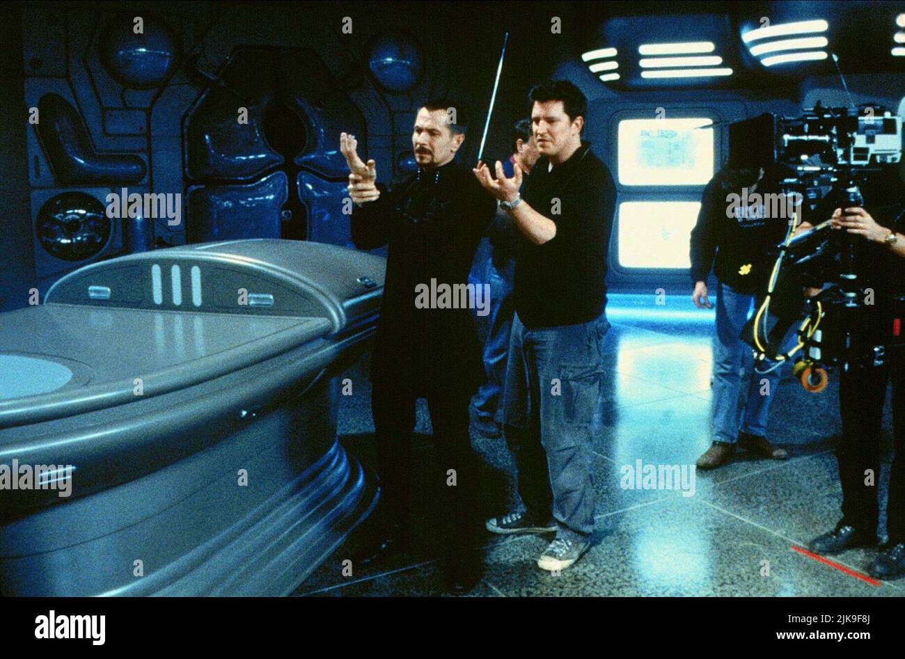 Gary Oldman & Stephen Hopkins Film: Lost In Space (USA 1998) Characters: Spider Smith &  Director: Stephen Hopkins 03 April 1998   **WARNING** This Photograph is for editorial use only and is the copyright of NEW LINE CINEMA and/or the Photographer assigned by the Film or Production Company and can only be reproduced by publications in conjunction with the promotion of the above Film. A Mandatory Credit To NEW LINE CINEMA is required. The Photographer should also be credited when known. No commercial use can be granted without written authority from the Film Company. Stock Photo
