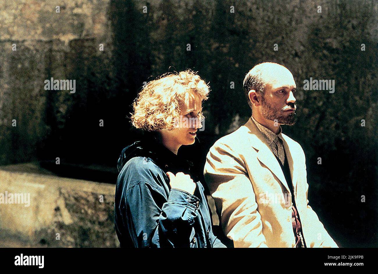 Jane Campion & John Malkovich Film: The Portrait Of A Lady (USA/UK 1996) Characters: & Gilbert Osmond  / Based On The Book By Henry James Director: Jane Campion 28 August 1996   **WARNING** This Photograph is for editorial use only and is the copyright of PROPAGANDA FILMS and/or the Photographer assigned by the Film or Production Company and can only be reproduced by publications in conjunction with the promotion of the above Film. A Mandatory Credit To PROPAGANDA FILMS is required. The Photographer should also be credited when known. No commercial use can be granted without written authority Stock Photo
