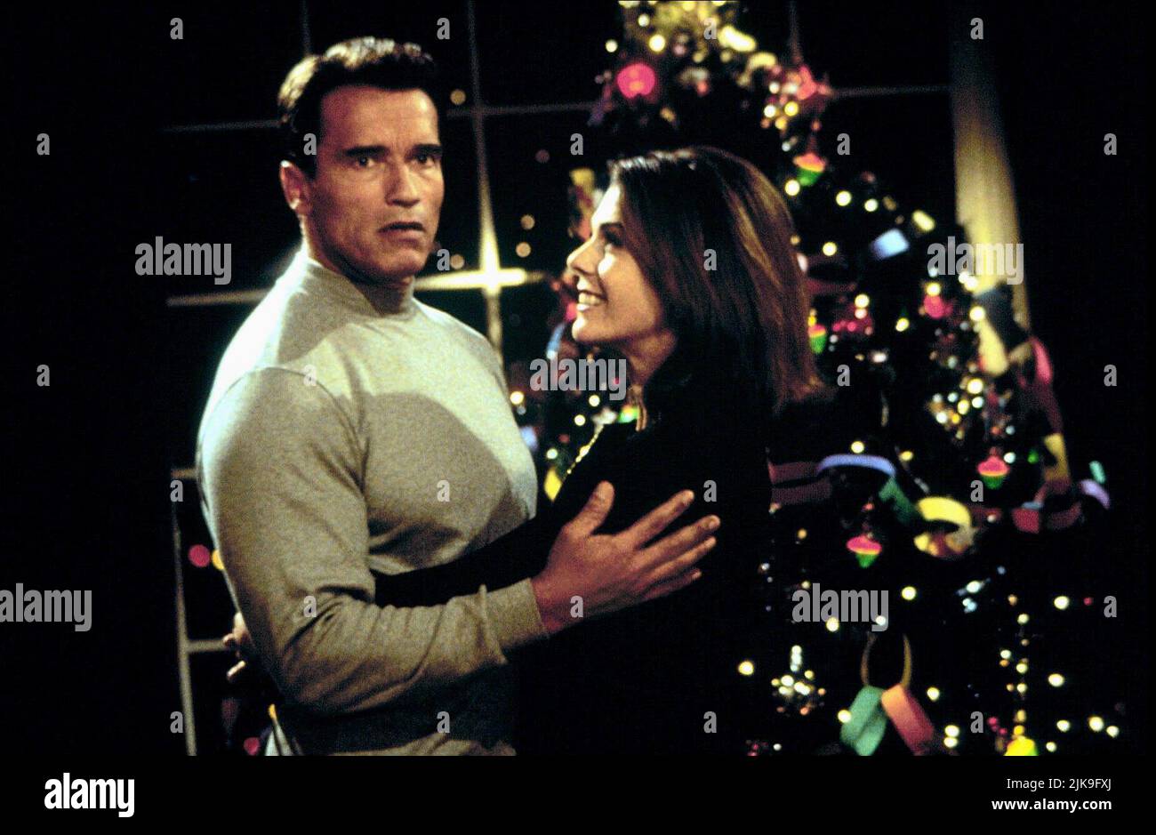 Arnold Schwarzenegger & Rita Wilson Film: Jingle All The Way (USA 1996) Characters: Howard Langston & Liz Langston  Director: Brian Levant 16 November 1996   **WARNING** This Photograph is for editorial use only and is the copyright of 20TH CENTURY FOX and/or the Photographer assigned by the Film or Production Company and can only be reproduced by publications in conjunction with the promotion of the above Film. A Mandatory Credit To 20TH CENTURY FOX is required. The Photographer should also be credited when known. No commercial use can be granted without written authority from the Film Compan Stock Photo
