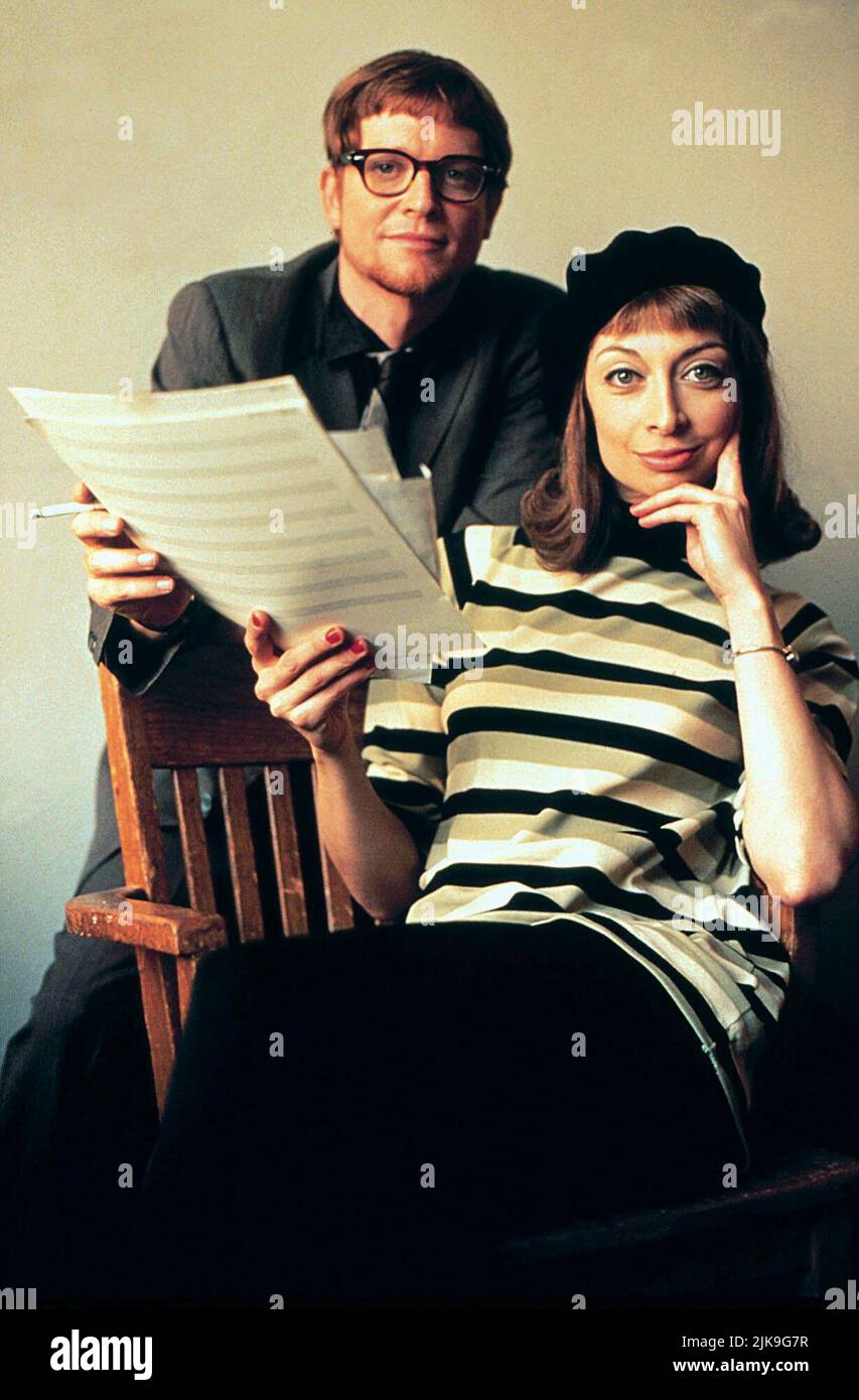 Eric Stoltz & Illeana Douglas Film: Grace Of My Heart (1996) Characters: Howard Cazsatt & Denise Waverly / Edna Buxton  Director: Allison Anders 08 September 1996   **WARNING** This Photograph is for editorial use only and is the copyright of UNIVERSAL and/or the Photographer assigned by the Film or Production Company and can only be reproduced by publications in conjunction with the promotion of the above Film. A Mandatory Credit To UNIVERSAL is required. The Photographer should also be credited when known. No commercial use can be granted without written authority from the Film Company. Stock Photo