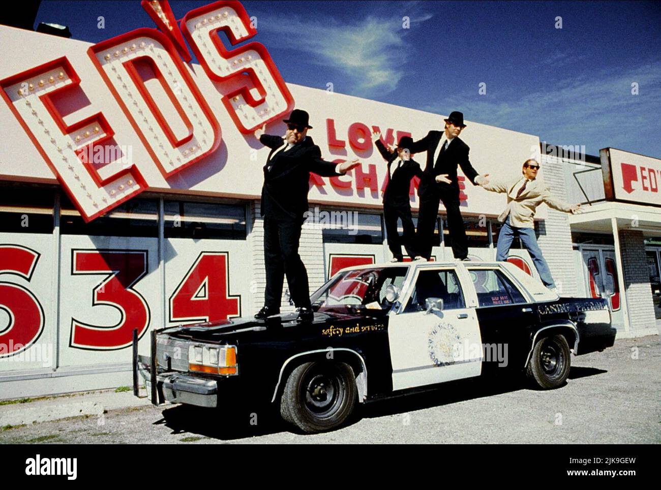 John Goodman, Dan Aykroyd, J. Evan Bonifant Film: Blues Brothers 2000 (1998) Characters: Mighty Mack McTeer,Elwood Blues,Buster  Director: John Landis 06 February 1998   **WARNING** This Photograph is for editorial use only and is the copyright of UNIVERSAL PICTURES and/or the Photographer assigned by the Film or Production Company and can only be reproduced by publications in conjunction with the promotion of the above Film. A Mandatory Credit To UNIVERSAL PICTURES is required. The Photographer should also be credited when known. No commercial use can be granted without written authority from Stock Photo