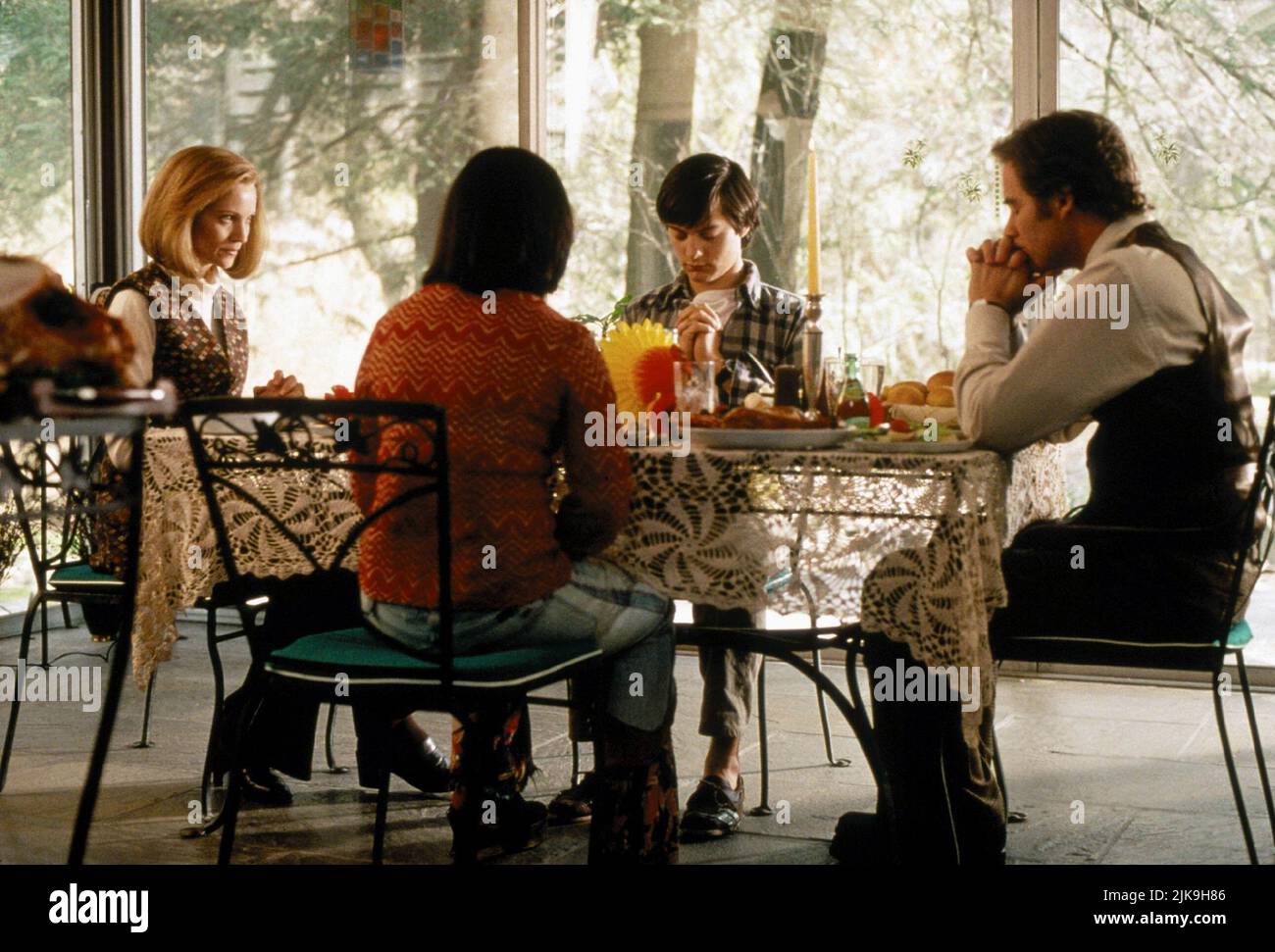 Joan Allen, Christina Ricci, Tobey Maguire & Kevin Kline Film: The Ice Storm (USA/FR 1997) Characters: Elena Hood,Wendy Hood,Paul Hood & Ben Hood  Director: Ang Lee 12 May 1997   **WARNING** This Photograph is for editorial use only and is the copyright of FOX SEARCHLIGHT PICTURES and/or the Photographer assigned by the Film or Production Company and can only be reproduced by publications in conjunction with the promotion of the above Film. A Mandatory Credit To FOX SEARCHLIGHT PICTURES is required. The Photographer should also be credited when known. No commercial use can be granted without w Stock Photo