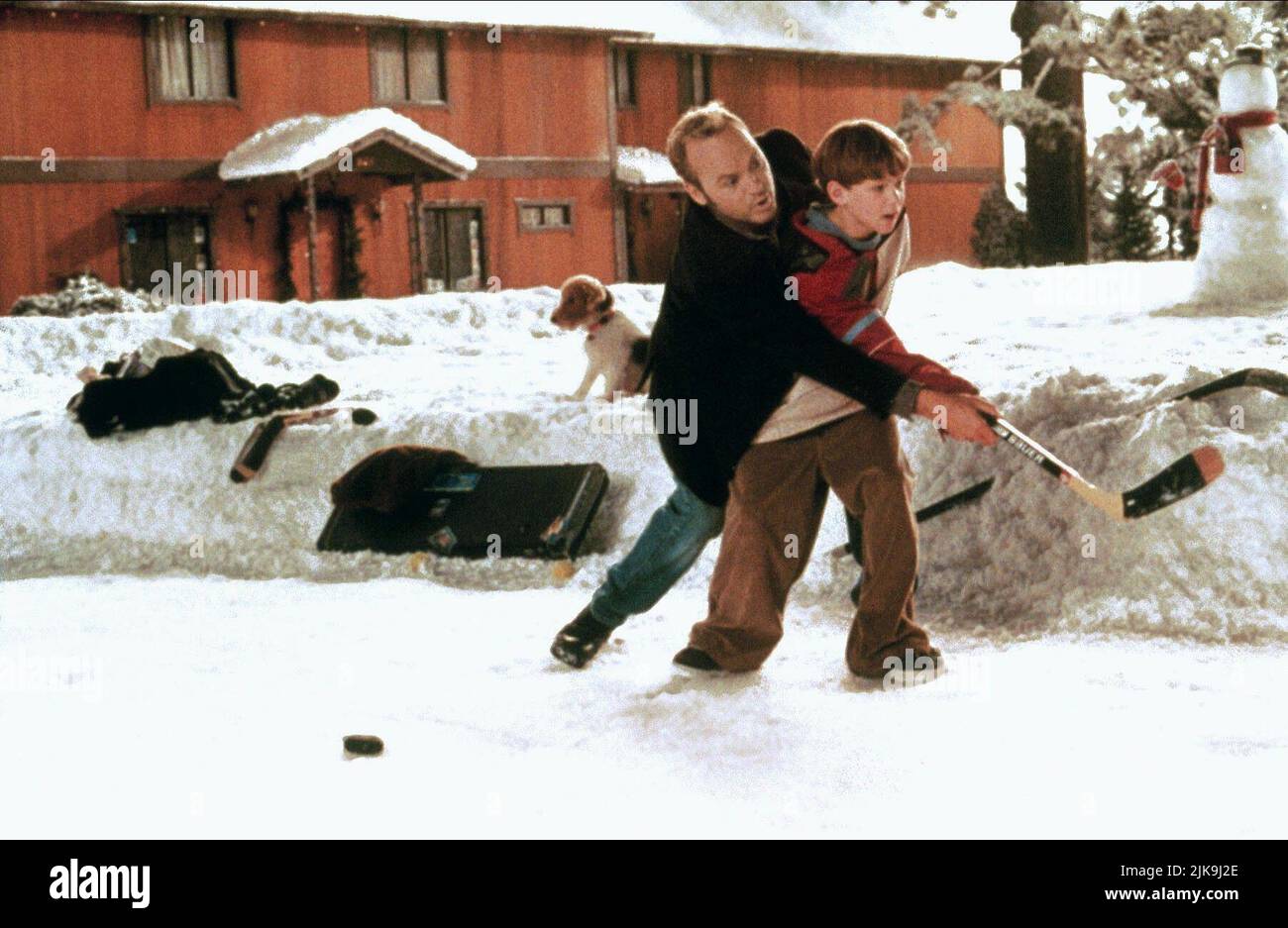 Michael Keaton & Joseph Cross Film: Jack Frost (USA 1998) Characters: Jack Frost & Charlie Frost  Director: Troy Miller 05 December 1998   **WARNING** This Photograph is for editorial use only and is the copyright of WARNER BROS. and/or the Photographer assigned by the Film or Production Company and can only be reproduced by publications in conjunction with the promotion of the above Film. A Mandatory Credit To WARNER BROS. is required. The Photographer should also be credited when known. No commercial use can be granted without written authority from the Film Company. Stock Photo