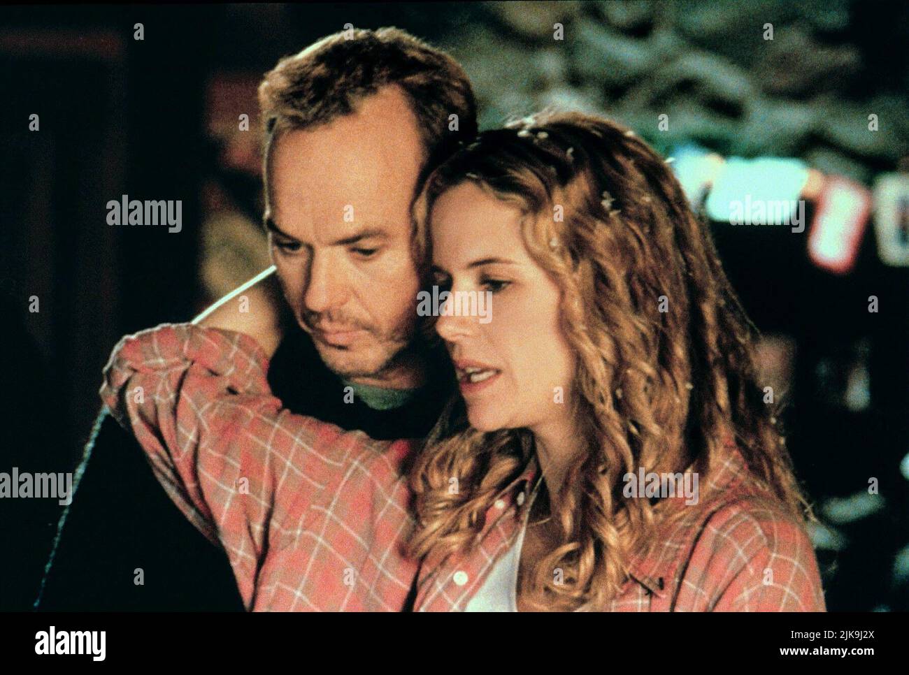 Michael Keaton & Kelly Preston Film: Jack Frost (USA 1998) Characters: Jack Frost & Gabby Frost  Director: Troy Miller 05 December 1998   **WARNING** This Photograph is for editorial use only and is the copyright of WARNER BROS. and/or the Photographer assigned by the Film or Production Company and can only be reproduced by publications in conjunction with the promotion of the above Film. A Mandatory Credit To WARNER BROS. is required. The Photographer should also be credited when known. No commercial use can be granted without written authority from the Film Company. Stock Photo