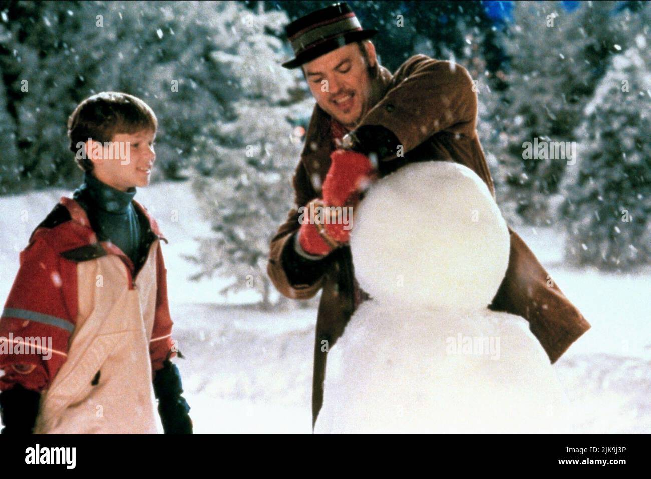 Joseph Cross & Michael Keaton Film: Jack Frost (USA 1998) Characters: Charlie Frost & Jack Frost  Director: Troy Miller 05 December 1998   **WARNING** This Photograph is for editorial use only and is the copyright of WARNER BROS. and/or the Photographer assigned by the Film or Production Company and can only be reproduced by publications in conjunction with the promotion of the above Film. A Mandatory Credit To WARNER BROS. is required. The Photographer should also be credited when known. No commercial use can be granted without written authority from the Film Company. Stock Photo