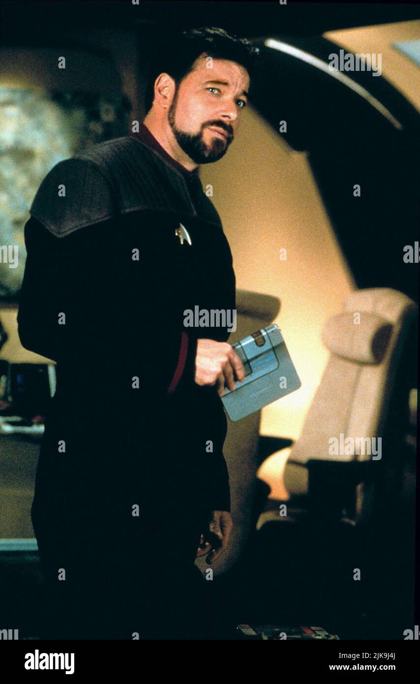 Jonathan Frakes Film: Star Trek: Insurrection (USA 1998) Characters: Commander William T. Riker  / Star Trek Ix Director: Jonathan Frakes 10 December 1998   **WARNING** This Photograph is for editorial use only and is the copyright of PARAMOUNT PICTURES and/or the Photographer assigned by the Film or Production Company and can only be reproduced by publications in conjunction with the promotion of the above Film. A Mandatory Credit To PARAMOUNT PICTURES is required. The Photographer should also be credited when known. No commercial use can be granted without written authority from the Film Com Stock Photo