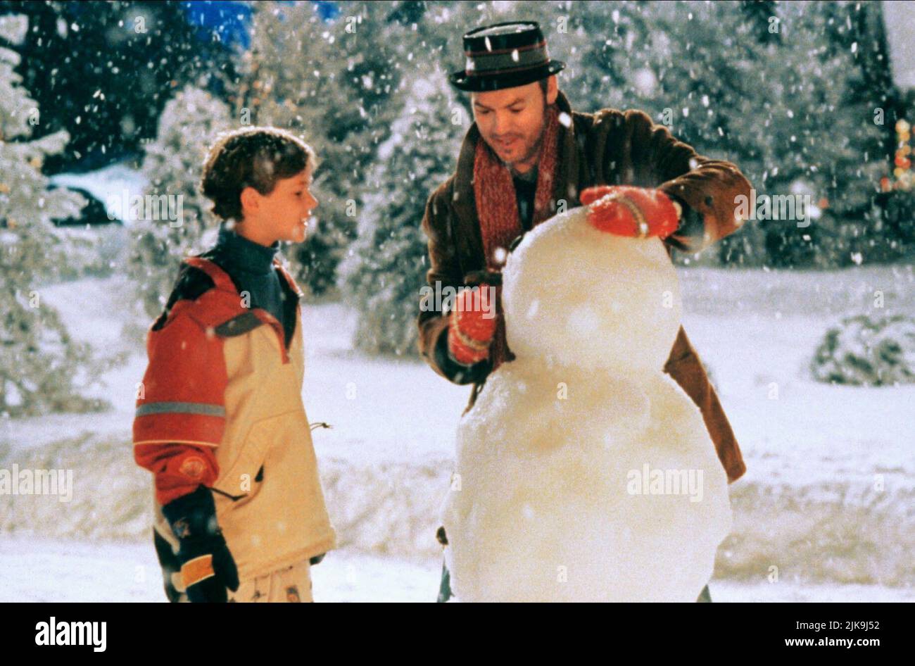 Joseph Cross & Michael Keaton Film: Jack Frost (USA 1998) Characters: Charlie Frost & Jack Frost  Director: Troy Miller 05 December 1998   **WARNING** This Photograph is for editorial use only and is the copyright of WARNER BROS. and/or the Photographer assigned by the Film or Production Company and can only be reproduced by publications in conjunction with the promotion of the above Film. A Mandatory Credit To WARNER BROS. is required. The Photographer should also be credited when known. No commercial use can be granted without written authority from the Film Company. Stock Photo