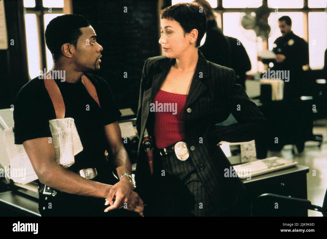 Chris Tucker & Elizabeth Pena Film: Rush Hour (USA 1998) Characters: Detective James Carter & Demolition Specialist Tania Johnson  Director: Brett Ratner 18 September 1998   **WARNING** This Photograph is for editorial use only and is the copyright of NEW LINE and/or the Photographer assigned by the Film or Production Company and can only be reproduced by publications in conjunction with the promotion of the above Film. A Mandatory Credit To NEW LINE is required. The Photographer should also be credited when known. No commercial use can be granted without written authority from the Film Compan Stock Photo
