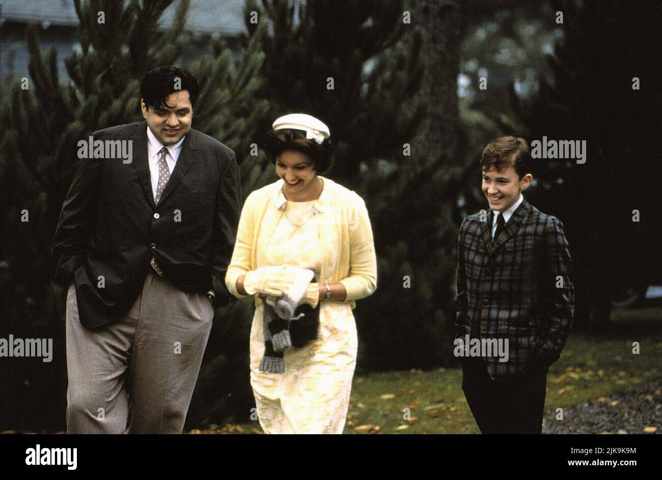 Oliver Platt, Ashley Judd, Joseph Mazzello Film: Simon Birch (1998) Characters: Ben Goodrich,Rebecca Wenteworth,Joe Wenteworth  Director: Mark Steven Johnson 11 September 1998   **WARNING** This Photograph is for editorial use only and is the copyright of BUENA VISTA and/or the Photographer assigned by the Film or Production Company and can only be reproduced by publications in conjunction with the promotion of the above Film. A Mandatory Credit To BUENA VISTA is required. The Photographer should also be credited when known. No commercial use can be granted without written authority from the F Stock Photo