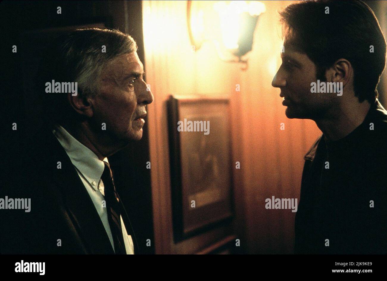 Martin Landau & David Duchovny Film: The X Files; The X-Files: Fight The Future; The (USA 1998) Characters: Alvin Kurtzweil, MD & Special Agent Fox Mulder  Director: Rob Bowman 19 June 1998   **WARNING** This Photograph is for editorial use only and is the copyright of 20TH CENTURY FOX and/or the Photographer assigned by the Film or Production Company and can only be reproduced by publications in conjunction with the promotion of the above Film. A Mandatory Credit To 20TH CENTURY FOX is required. The Photographer should also be credited when known. No commercial use can be granted without writ Stock Photo
