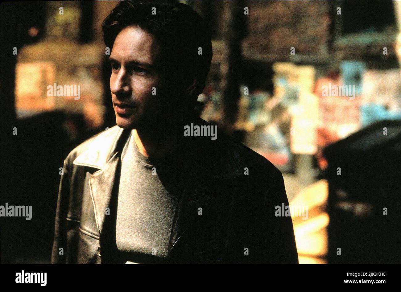 David Duchovny Film: The X Files; The X-Files: Fight The Future; The (USA 1998) Characters: Special Agent Fox Mulder  Director: Rob Bowman 19 June 1998   **WARNING** This Photograph is for editorial use only and is the copyright of 20TH CENTURY FOX and/or the Photographer assigned by the Film or Production Company and can only be reproduced by publications in conjunction with the promotion of the above Film. A Mandatory Credit To 20TH CENTURY FOX is required. The Photographer should also be credited when known. No commercial use can be granted without written authority from the Film Company. Stock Photo