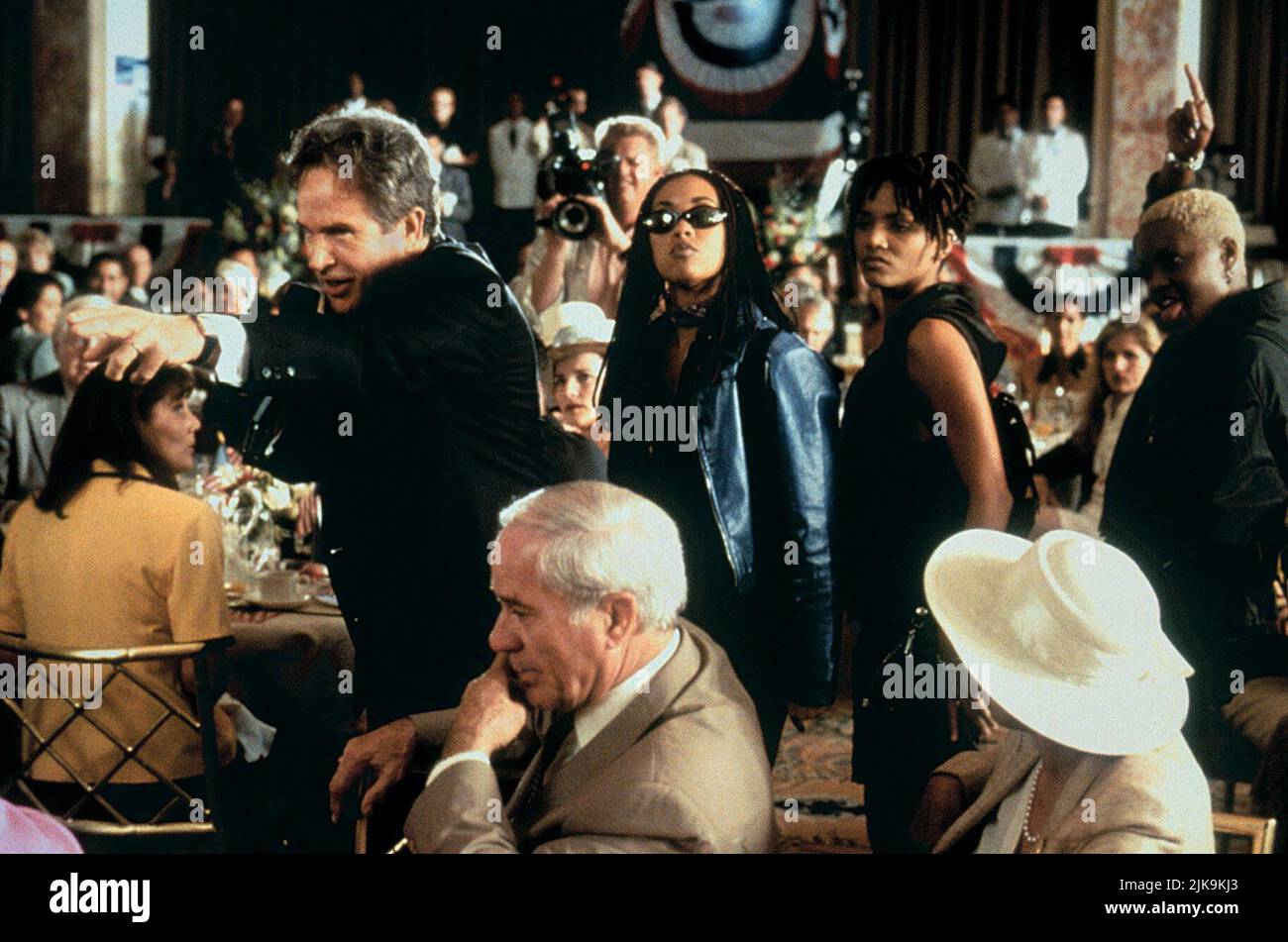 Warren Beatty, Ariyan A. Johnson, Halle Berry Film: Bulworth (1998) Characters: Sen. Jay Billington Bulworth,Tanya (as Ariyan Johnson),Nina  Director: Warren Beatty 15 May 1998   **WARNING** This Photograph is for editorial use only and is the copyright of 20TH CENTURY FOX and/or the Photographer assigned by the Film or Production Company and can only be reproduced by publications in conjunction with the promotion of the above Film. A Mandatory Credit To 20TH CENTURY FOX is required. The Photographer should also be credited when known. No commercial use can be granted without written authority Stock Photo
