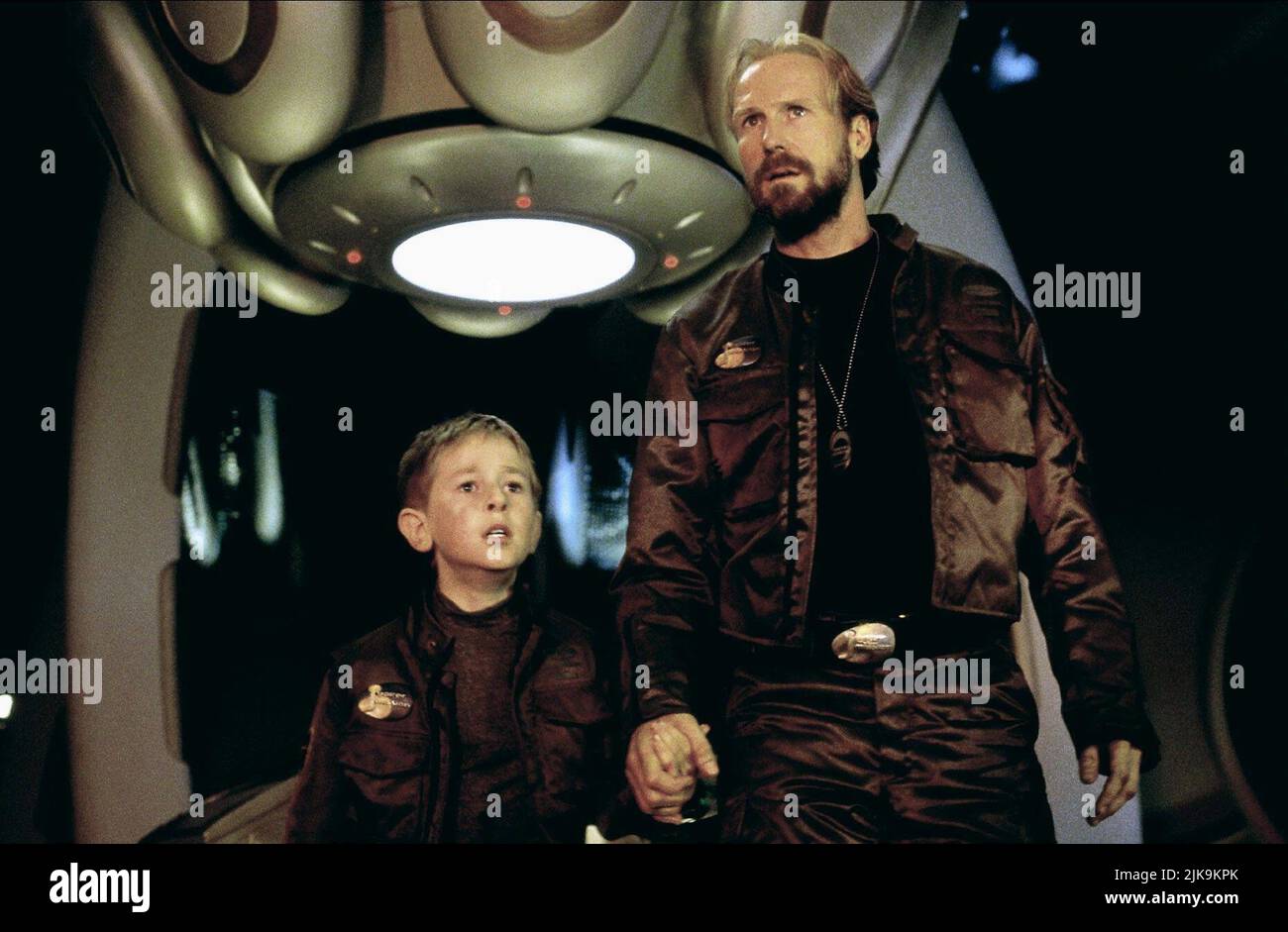 Jack Johnson & William Hurt Film: Lost In Space (USA 1998) Characters: Will Robinson & Prof. John Robinson  Director: Stephen Hopkins 03 April 1998   **WARNING** This Photograph is for editorial use only and is the copyright of NEW LINE CINEMA and/or the Photographer assigned by the Film or Production Company and can only be reproduced by publications in conjunction with the promotion of the above Film. A Mandatory Credit To NEW LINE CINEMA is required. The Photographer should also be credited when known. No commercial use can be granted without written authority from the Film Company. Stock Photo