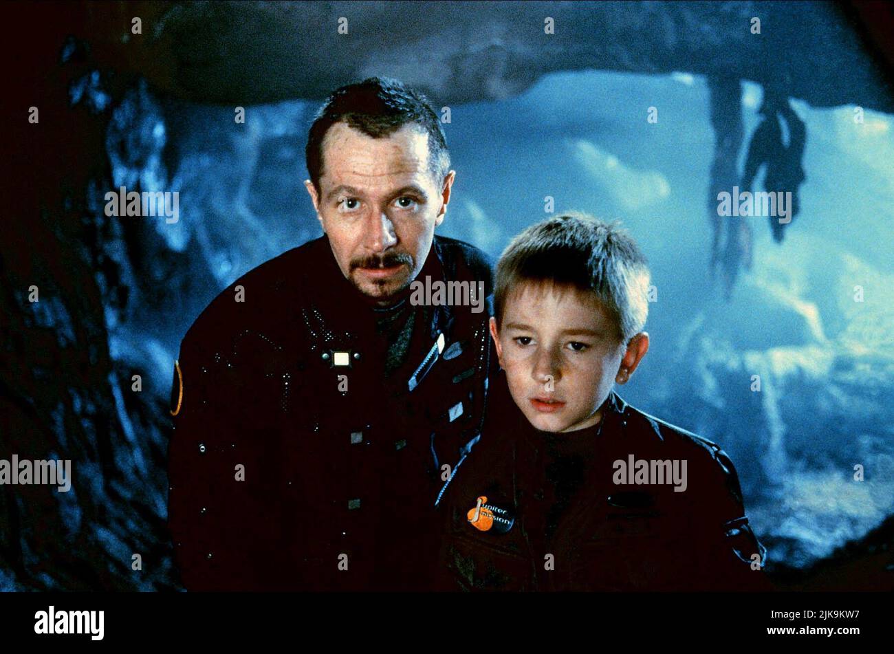 Gary Oldman & Jack Johnson Film: Lost In Space (USA 1998) Characters: Spider Smith & Will Robinson  Director: Stephen Hopkins 03 April 1998   **WARNING** This Photograph is for editorial use only and is the copyright of NEW LINE CINEMA and/or the Photographer assigned by the Film or Production Company and can only be reproduced by publications in conjunction with the promotion of the above Film. A Mandatory Credit To NEW LINE CINEMA is required. The Photographer should also be credited when known. No commercial use can be granted without written authority from the Film Company. Stock Photo