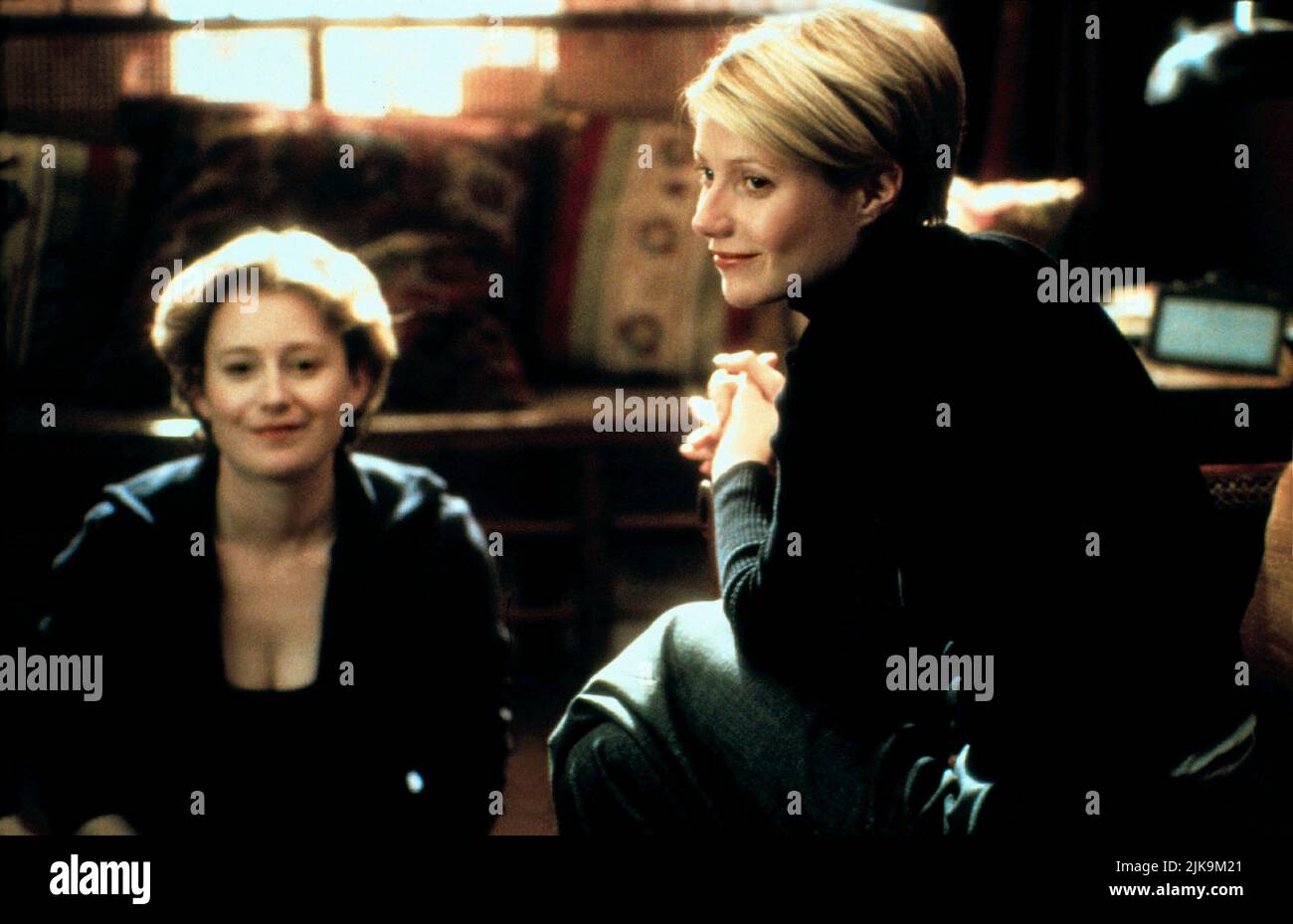 Zara Turner & Gwyneth Paltrow Film: Sliding Doors (1998) Characters: Anna &  Helen Quilley Director: Peter Howitt 26 January 1998 **WARNING** This  Photograph is for editorial use only and is the copyright