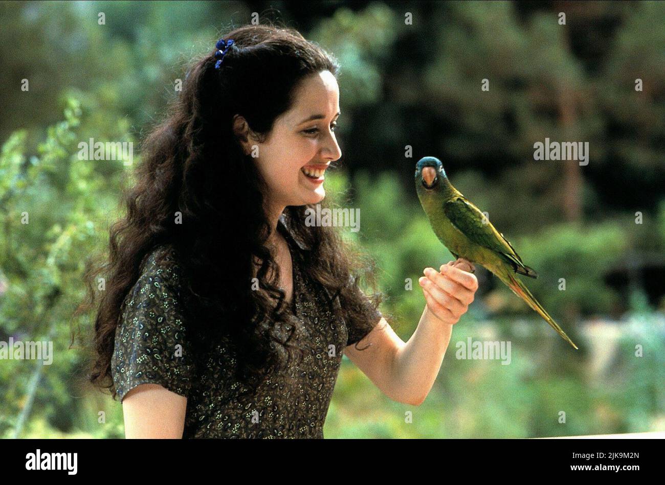 Trini Alvarado & Paulie Film: Paulie (1998) Characters: Adult Marie  Alweather & Director: John Roberts 17 April 1998 **WARNING** This  Photograph is for editorial use only and is the copyright of DREAMWORKS