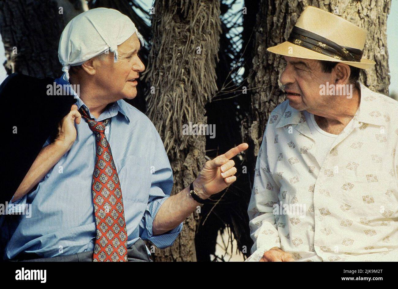 Jack Lemmon & Walter Matthau Film: The Odd Couple Ii (USA 1988) Characters: Felix Ungar & Oscar Madison  Director: Howard Deutch 10 April 1998   **WARNING** This Photograph is for editorial use only and is the copyright of PARAMOUNT PICTURES and/or the Photographer assigned by the Film or Production Company and can only be reproduced by publications in conjunction with the promotion of the above Film. A Mandatory Credit To PARAMOUNT PICTURES is required. The Photographer should also be credited when known. No commercial use can be granted without written authority from the Film Company. Stock Photo
