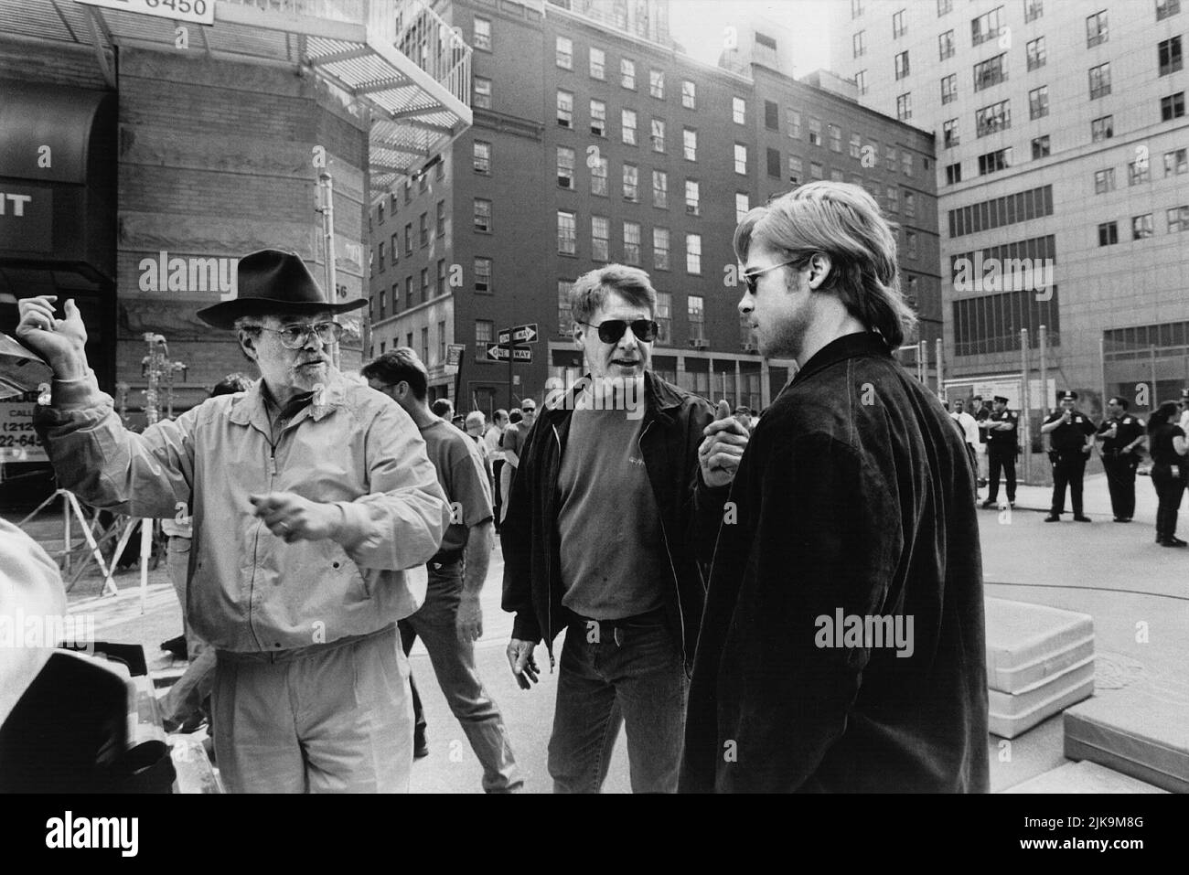 Alan J. Pakula, Harrison Ford & Brad Pitt Film: The Devil'S Own (USA 1997) Characters: ,Tom O'Meara & Rory Devaney  Director: Alan J. Pakula 13 March 1997   **WARNING** This Photograph is for editorial use only and is the copyright of COLUMBIA PICTURES and/or the Photographer assigned by the Film or Production Company and can only be reproduced by publications in conjunction with the promotion of the above Film. A Mandatory Credit To COLUMBIA PICTURES is required. The Photographer should also be credited when known. No commercial use can be granted without written authority from the Film Compa Stock Photo