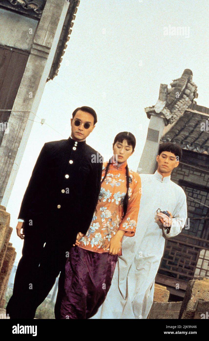 Leslie Cheung, Gong Li & Kevin Lin Film: Temptress Moon (1996) Characters: Yu Zhongliang, & Pang Duanwu  Director: Kaige Chen 02 May 1996   **WARNING** This Photograph is for editorial use only and is the copyright of ARTIFICIAL EYE and/or the Photographer assigned by the Film or Production Company and can only be reproduced by publications in conjunction with the promotion of the above Film. A Mandatory Credit To ARTIFICIAL EYE is required. The Photographer should also be credited when known. No commercial use can be granted without written authority from the Film Company. Stock Photo
