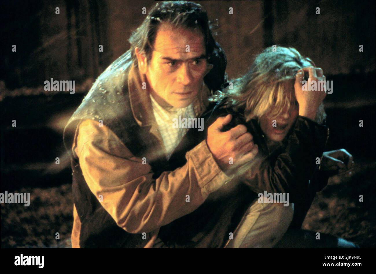 Tommy Lee Jones & Anne Heche Film: Volcano (USA 1997) Characters: Mike  Roark & Dr. Amy Barnes Director: Mick Jackson 25 April 1997 **WARNING**  This Photograph is for editorial use only and