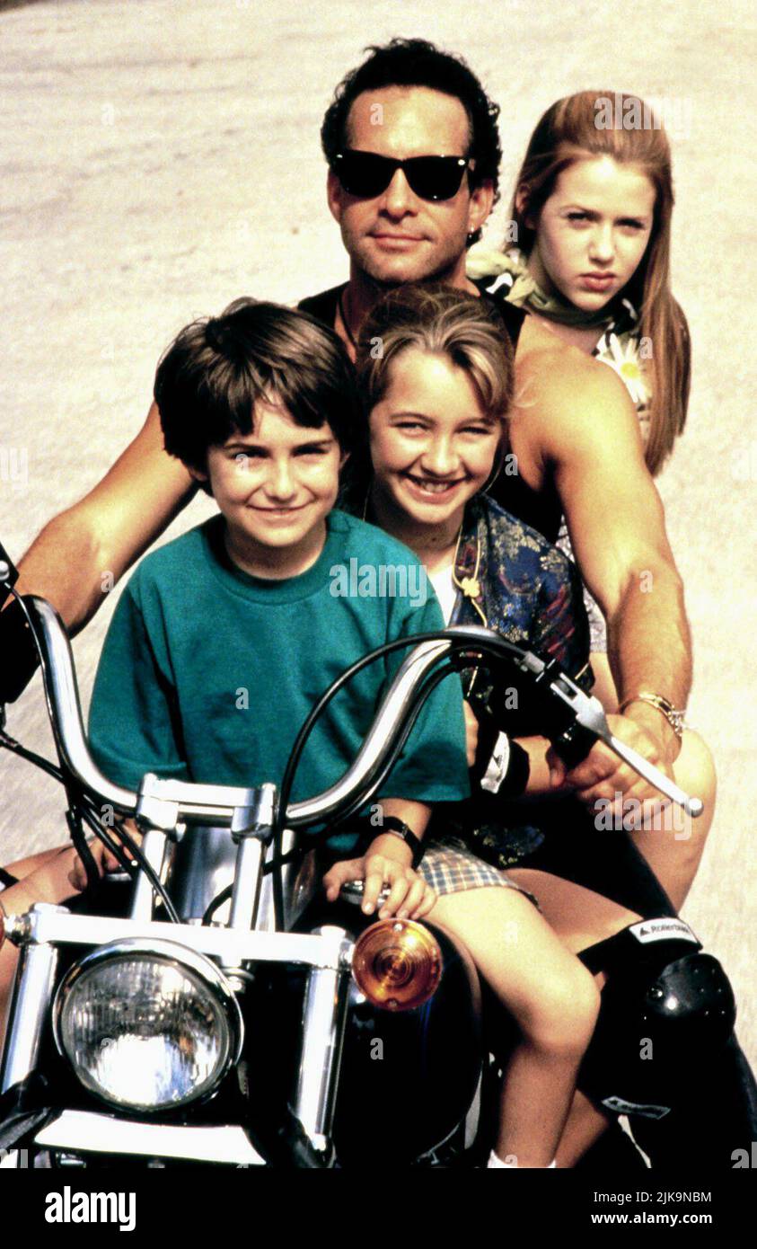 Steve Guttenberg, Majandra Delfino, Miko Hughes, Jessica Howell Film: Zeus And Roxanne (1997) Characters: Terry Barnett,Judith Dunhill,Jordan Barnett,Nora Dunhill  Director: George Miller 24 January 1997   **WARNING** This Photograph is for editorial use only and is the copyright of MGM and/or the Photographer assigned by the Film or Production Company and can only be reproduced by publications in conjunction with the promotion of the above Film. A Mandatory Credit To MGM is required. The Photographer should also be credited when known. No commercial use can be granted without written authorit Stock Photo