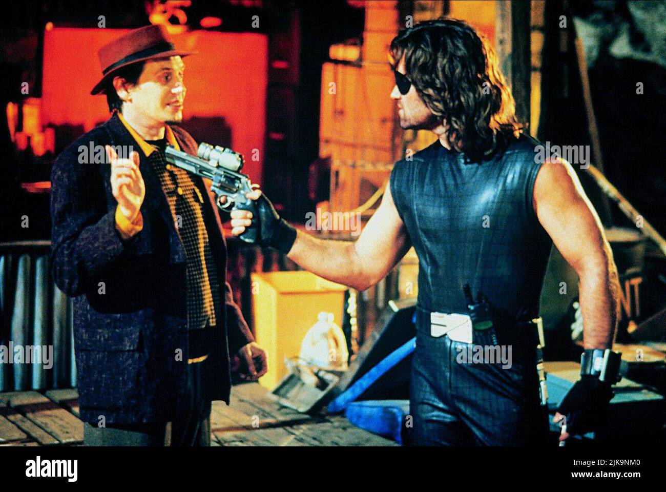 Steve Buscemi & Kurt Russell Film: Escape From L.A. (USA 1996) Characters: Map to the Stars Eddie & Snake Plissken  Director: John Carpenter 09 August 1996   **WARNING** This Photograph is for editorial use only and is the copyright of PARAMOUNT PICTURES and/or the Photographer assigned by the Film or Production Company and can only be reproduced by publications in conjunction with the promotion of the above Film. A Mandatory Credit To PARAMOUNT PICTURES is required. The Photographer should also be credited when known. No commercial use can be granted without written authority from the Film Co Stock Photo