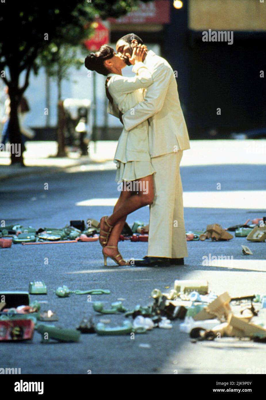 Theresa Randle & Isaiah Washington Film: Girl 6 (1996) Characters: Girl 6 & Shoplifter  Director: Paul Warner 01 June 1996   **WARNING** This Photograph is for editorial use only and is the copyright of FOX SEARCHLIGHT and/or the Photographer assigned by the Film or Production Company and can only be reproduced by publications in conjunction with the promotion of the above Film. A Mandatory Credit To FOX SEARCHLIGHT is required. The Photographer should also be credited when known. No commercial use can be granted without written authority from the Film Company. Stock Photo