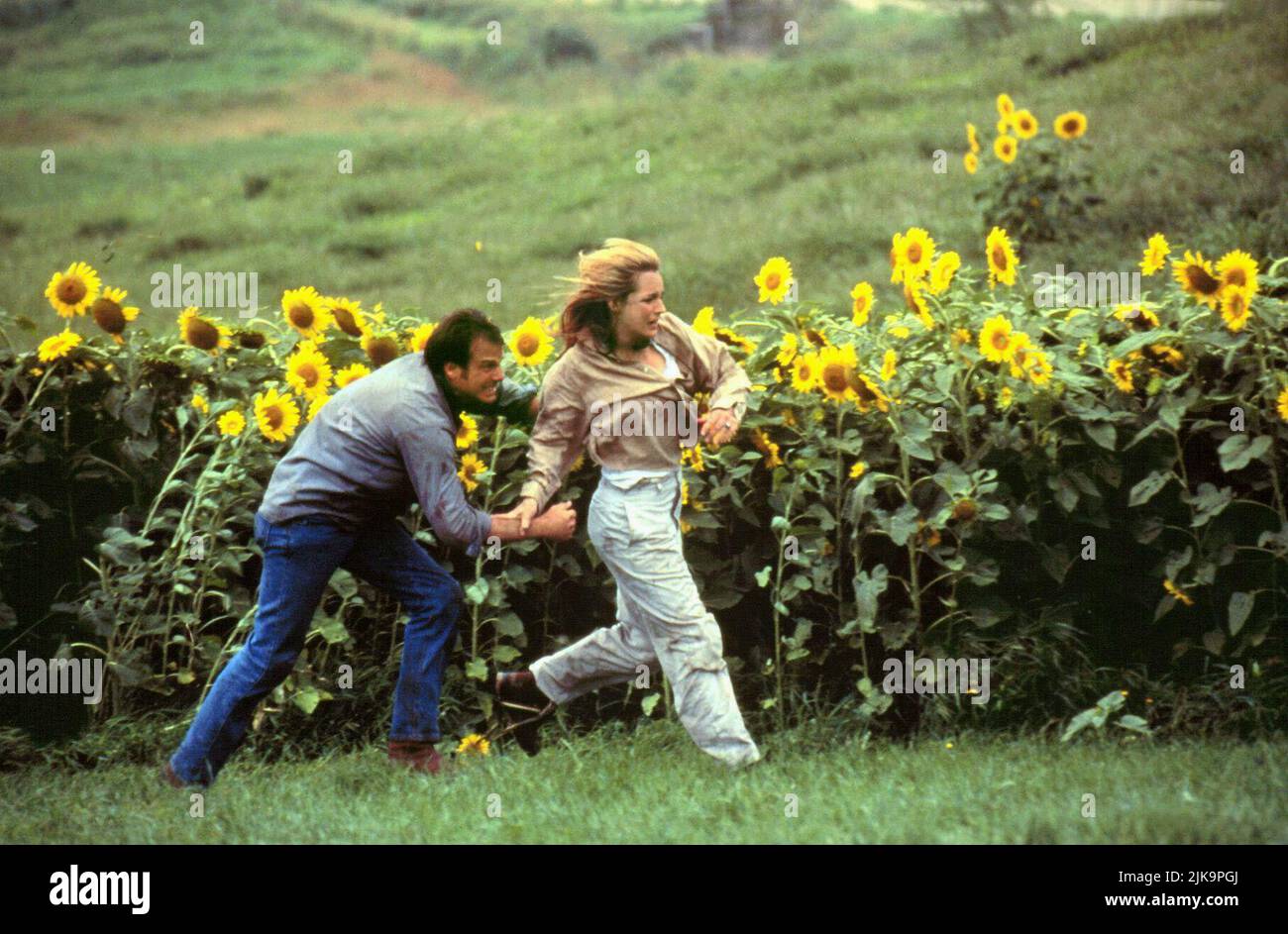 Bill Paxton & Helen Hunt Film: Twister (USA 1996) Characters: Bill Harding & Dr. Jo Harding  Director: Jan De Bont 10 May 1996   **WARNING** This Photograph is for editorial use only and is the copyright of UNIVERSAL PICTURES and/or the Photographer assigned by the Film or Production Company and can only be reproduced by publications in conjunction with the promotion of the above Film. A Mandatory Credit To UNIVERSAL PICTURES is required. The Photographer should also be credited when known. No commercial use can be granted without written authority from the Film Company. Stock Photo