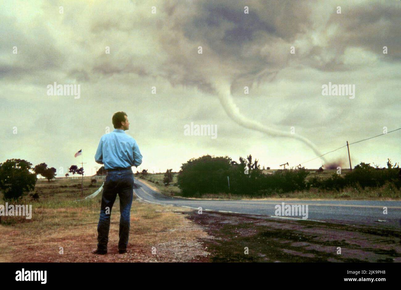 Bill Paxton Film: Twister (USA 1996) Characters: Bill Harding &  Director: Jan De Bont 10 May 1996   **WARNING** This Photograph is for editorial use only and is the copyright of UNIVERSAL PICTURES and/or the Photographer assigned by the Film or Production Company and can only be reproduced by publications in conjunction with the promotion of the above Film. A Mandatory Credit To UNIVERSAL PICTURES is required. The Photographer should also be credited when known. No commercial use can be granted without written authority from the Film Company. Stock Photo