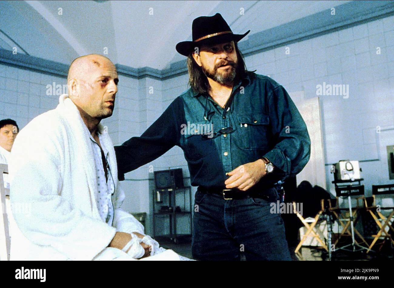 Bruce Willis & Terry Gilliam Film: Twelve Monkeys; 12 Monkeys (USA 1995) Characters: James Cole &  Director: Terry Gilliam 27 December 1995   **WARNING** This Photograph is for editorial use only and is the copyright of UNIVERSAL and/or the Photographer assigned by the Film or Production Company and can only be reproduced by publications in conjunction with the promotion of the above Film. A Mandatory Credit To UNIVERSAL is required. The Photographer should also be credited when known. No commercial use can be granted without written authority from the Film Company. Stock Photo