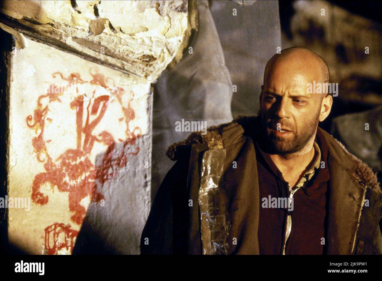 Bruce Willis Film: Twelve Monkeys; 12 Monkeys (USA 1995) Characters: James Cole  Director: Terry Gilliam 27 December 1995   **WARNING** This Photograph is for editorial use only and is the copyright of UNIVERSAL and/or the Photographer assigned by the Film or Production Company and can only be reproduced by publications in conjunction with the promotion of the above Film. A Mandatory Credit To UNIVERSAL is required. The Photographer should also be credited when known. No commercial use can be granted without written authority from the Film Company. Stock Photo