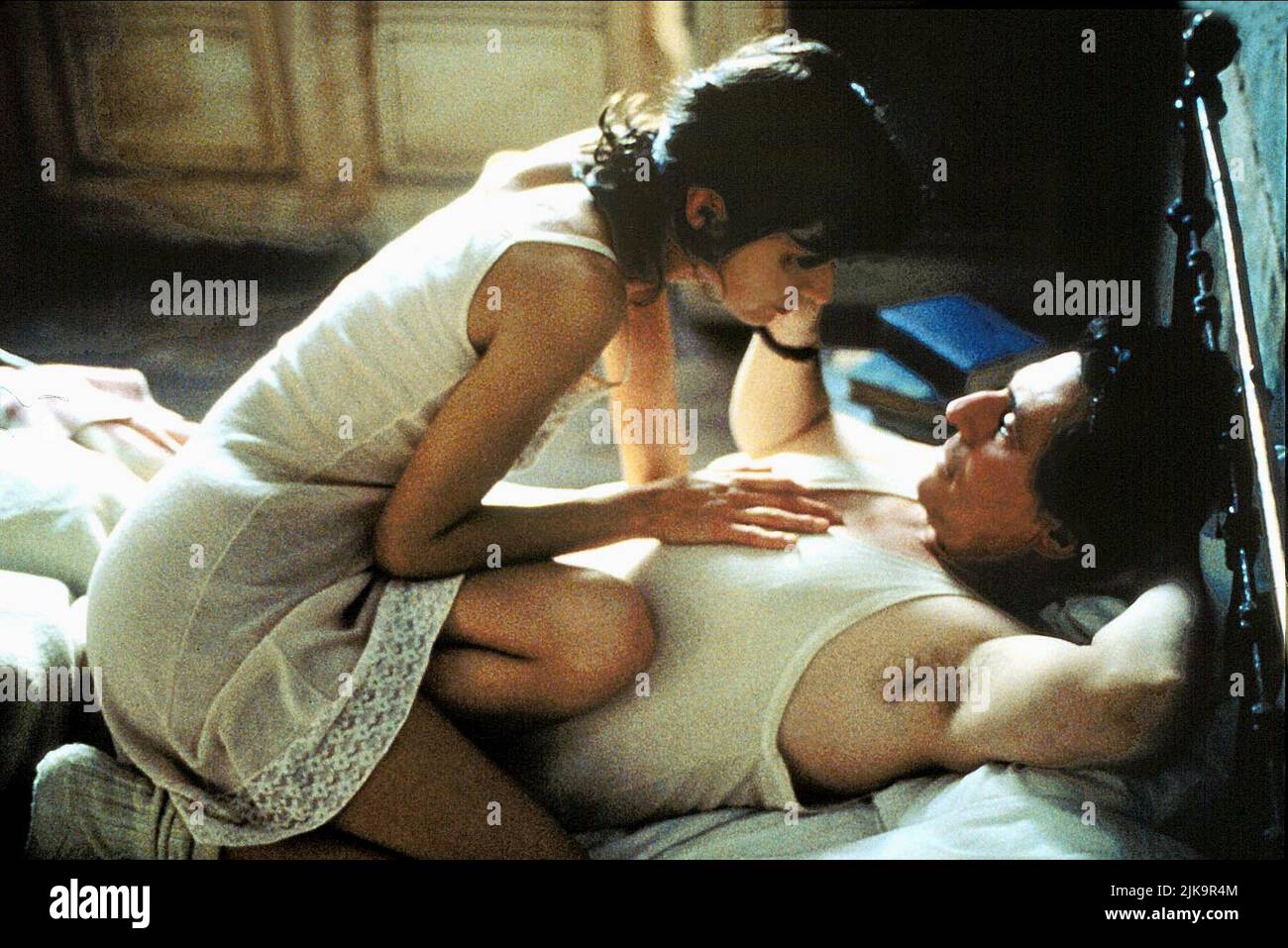 Anne Parillaud & Gabriel Byrne Film: Frankie Starlight (1995) Characters: Bernadette & Jack Kelly  Director: Michael Lindsay-Hogg 22 November 1995   **WARNING** This Photograph is for editorial use only and is the copyright of FINE LINE and/or the Photographer assigned by the Film or Production Company and can only be reproduced by publications in conjunction with the promotion of the above Film. A Mandatory Credit To FINE LINE is required. The Photographer should also be credited when known. No commercial use can be granted without written authority from the Film Company. Stock Photo