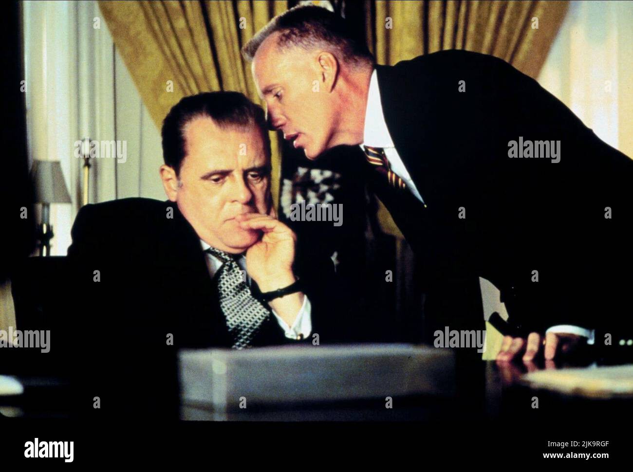 Anthony Hopkins & James Woods Film: Nixon (USA 1995) Characters: Richard M. Nixon & H.R. Haldeman  Director: Oliver Stone 22 December 1995   **WARNING** This Photograph is for editorial use only and is the copyright of BUENA VISTA and/or the Photographer assigned by the Film or Production Company and can only be reproduced by publications in conjunction with the promotion of the above Film. A Mandatory Credit To BUENA VISTA is required. The Photographer should also be credited when known. No commercial use can be granted without written authority from the Film Company. Stock Photo