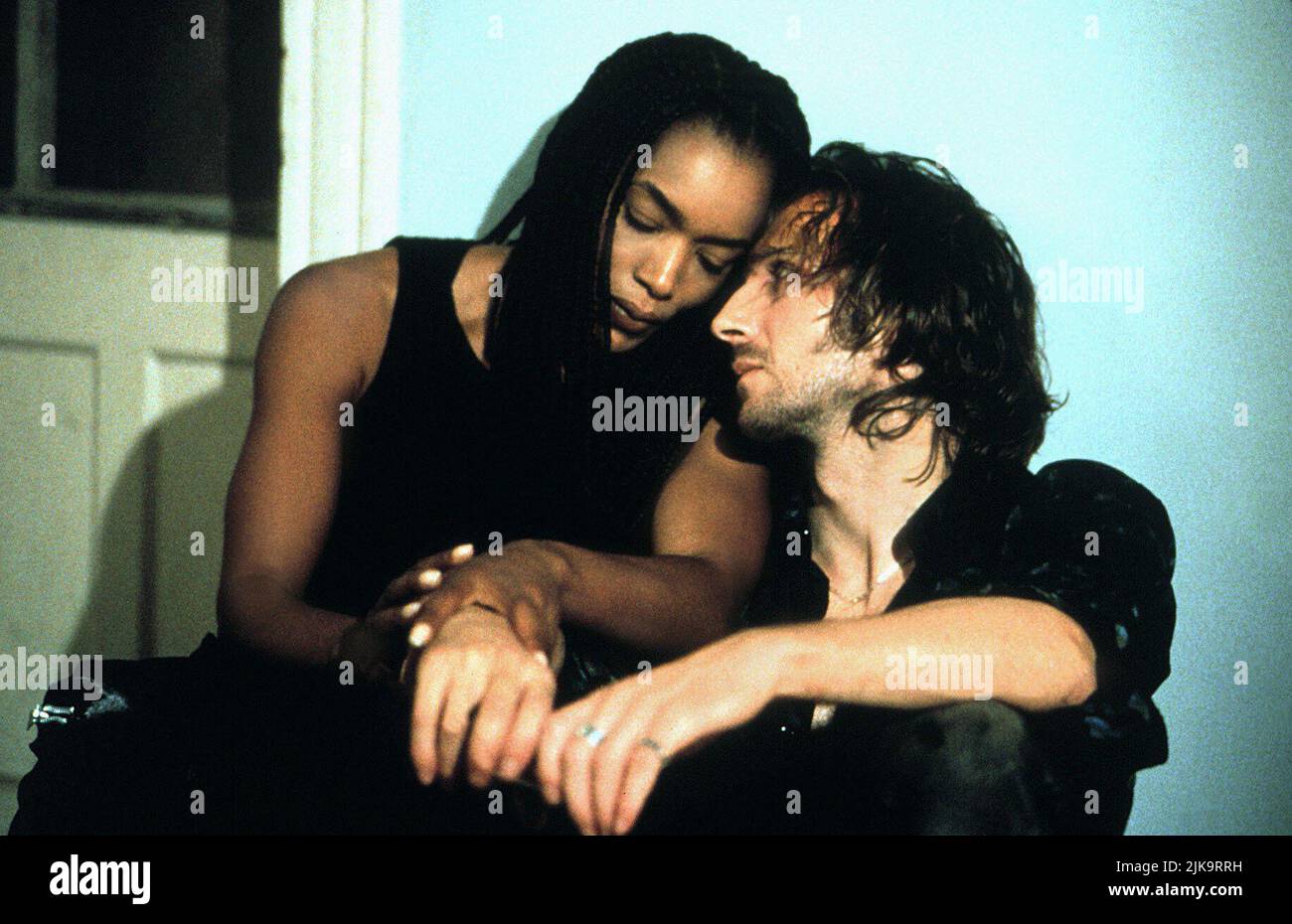 Angela Bassett & Ralph Fiennes Film: Strange Days (USA 1995) Characters: Lornette 'Mace' Mason & Lenny Nero  Director: Kathryn Bigelow 06 September 1995   **WARNING** This Photograph is for editorial use only and is the copyright of 20TH CENTURY FOX and/or the Photographer assigned by the Film or Production Company and can only be reproduced by publications in conjunction with the promotion of the above Film. A Mandatory Credit To 20TH CENTURY FOX is required. The Photographer should also be credited when known. No commercial use can be granted without written authority from the Film Company. Stock Photo