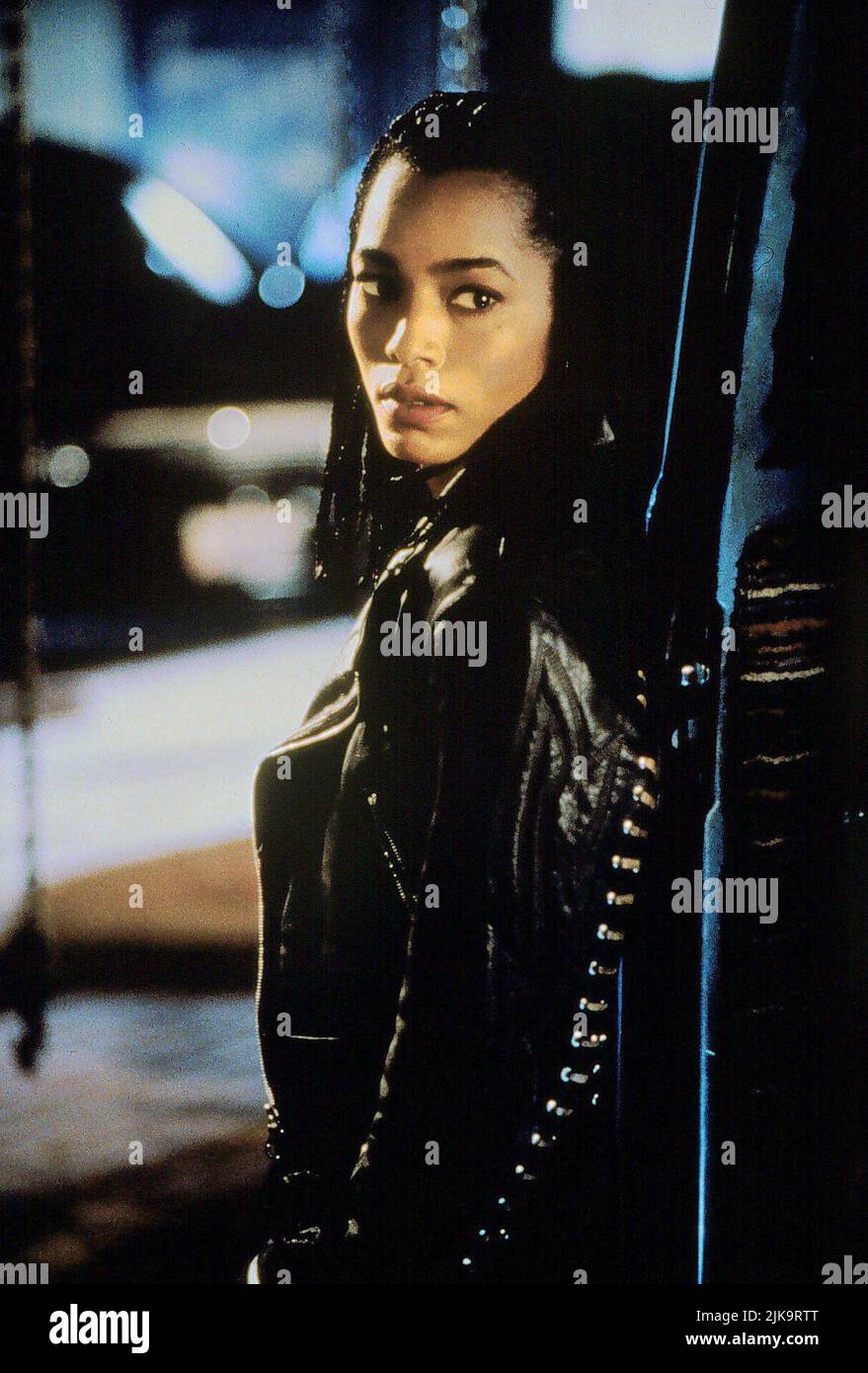 Angela Bassett Film: Strange Days (USA 1995) Characters: Lornette 'Mace' Mason  Director: Kathryn Bigelow 06 September 1995   **WARNING** This Photograph is for editorial use only and is the copyright of 20TH CENTURY FOX and/or the Photographer assigned by the Film or Production Company and can only be reproduced by publications in conjunction with the promotion of the above Film. A Mandatory Credit To 20TH CENTURY FOX is required. The Photographer should also be credited when known. No commercial use can be granted without written authority from the Film Company. Stock Photo
