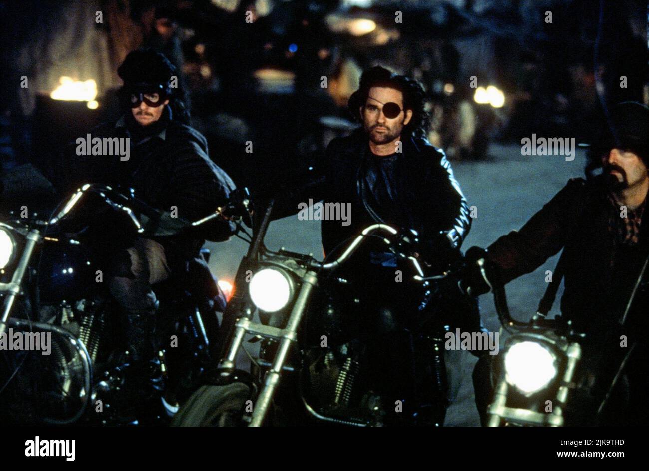 Kurt Russell Film: Escape From L.A. (USA 1996) Characters: Snake Plissken  Director: John Carpenter 09 August 1996   **WARNING** This Photograph is for editorial use only and is the copyright of PARAMOUNT PICTURES and/or the Photographer assigned by the Film or Production Company and can only be reproduced by publications in conjunction with the promotion of the above Film. A Mandatory Credit To PARAMOUNT PICTURES is required. The Photographer should also be credited when known. No commercial use can be granted without written authority from the Film Company. Stock Photo
