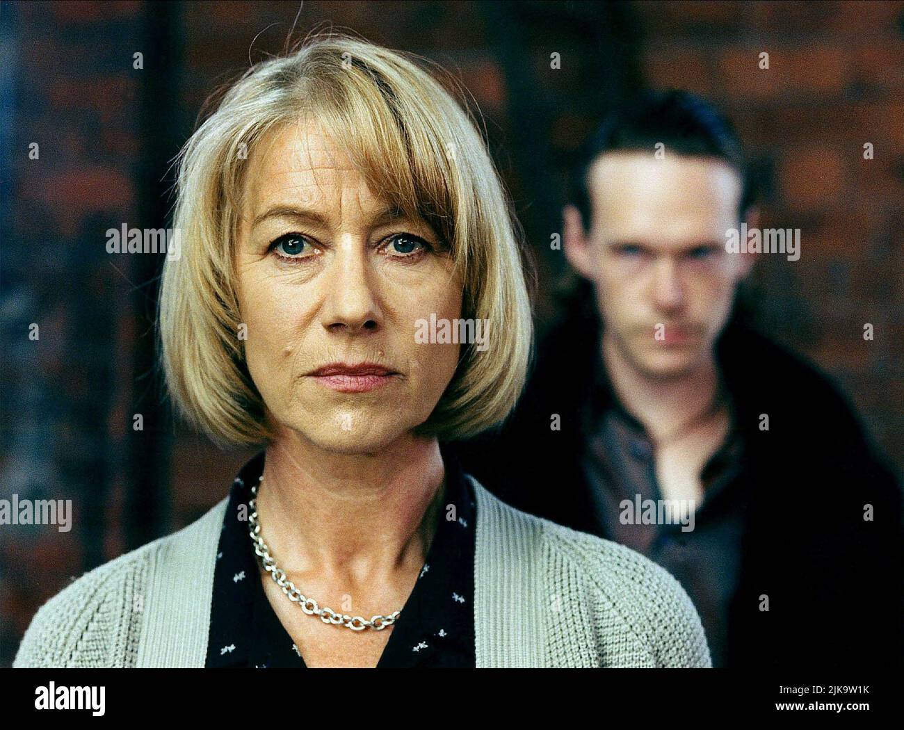 Helen Mirren, Steven Mackintosh Television: Prime Suspect 5: Errors Of Judgement (TV-ZWEITEILER) Characters: Jane Tennison,The Street  Uk/Usa 1996, Director: Philip Davis 20 October 1996   **WARNING** This Photograph is for editorial use only and is the copyright of GRANADA and/or the Photographer assigned by the Film or Production Company and can only be reproduced by publications in conjunction with the promotion of the above Film. A Mandatory Credit To GRANADA is required. The Photographer should also be credited when known. No commercial use can be granted without written authority from th Stock Photo