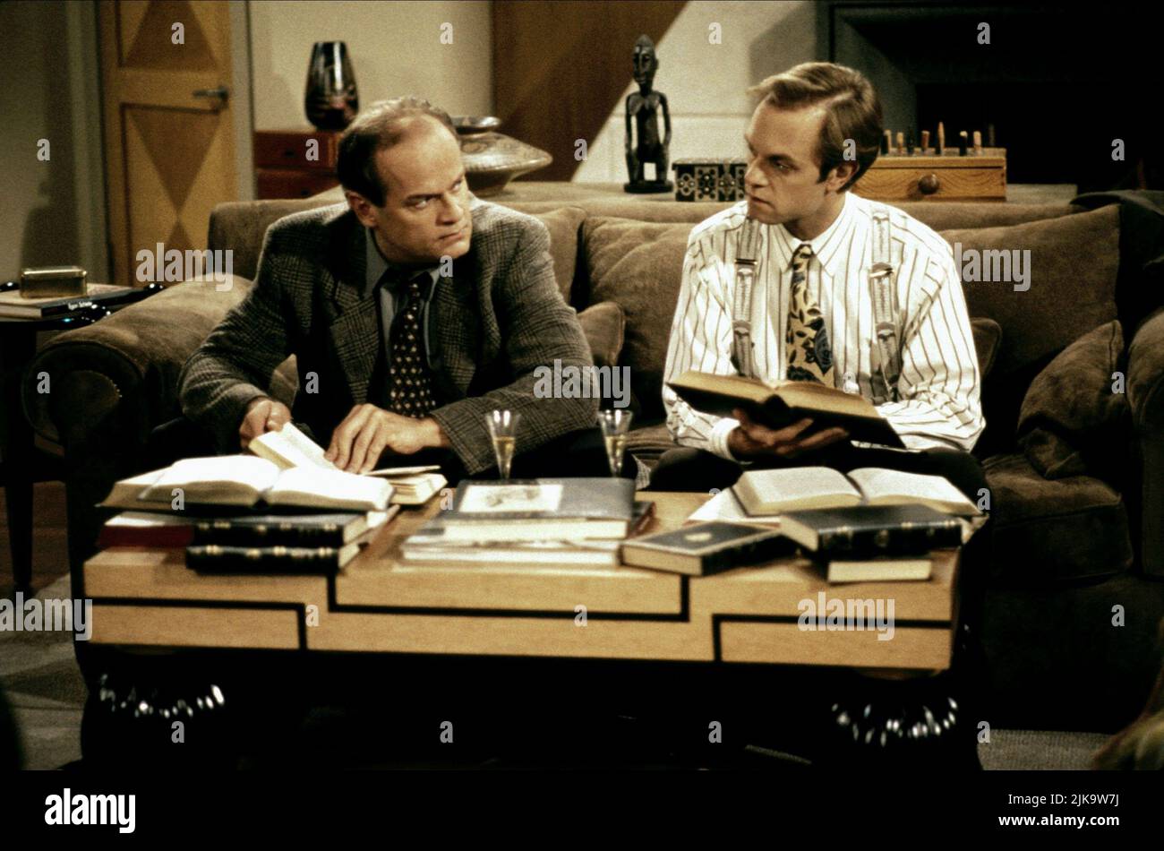 Kelsey Grammer & David Hyde Pierce Television: Frasier : Season 4 (TV-Serie) Characters: Dr. Frasier Crane & Dr. Niles Crane  Usa 1993-2004, / 4. Staffel, Season 4 17 September 1996   **WARNING** This Photograph is for editorial use only and is the copyright of PARAMOUNT TELEVISION and/or the Photographer assigned by the Film or Production Company and can only be reproduced by publications in conjunction with the promotion of the above Film. A Mandatory Credit To PARAMOUNT TELEVISION is required. The Photographer should also be credited when known. No commercial use can be granted without writ Stock Photo