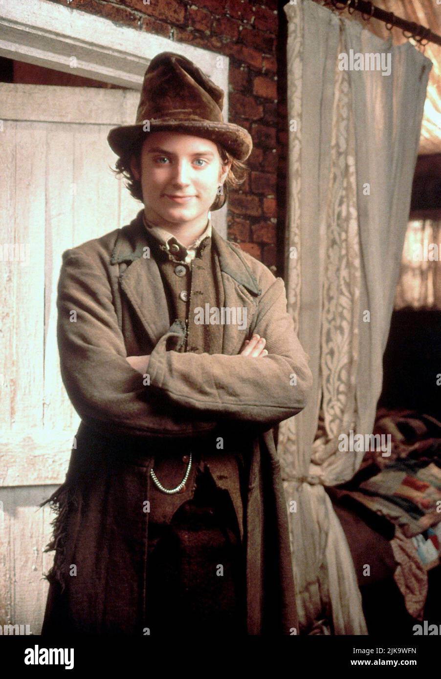Elijah Wood Film: Oliver Twist (1997) Characters: The Artful Dodger  Director: Tony Bill 16 November 1997   **WARNING** This Photograph is for editorial use only and is the copyright of DISNEY and/or the Photographer assigned by the Film or Production Company and can only be reproduced by publications in conjunction with the promotion of the above Film. A Mandatory Credit To DISNEY is required. The Photographer should also be credited when known. No commercial use can be granted without written authority from the Film Company. Stock Photo