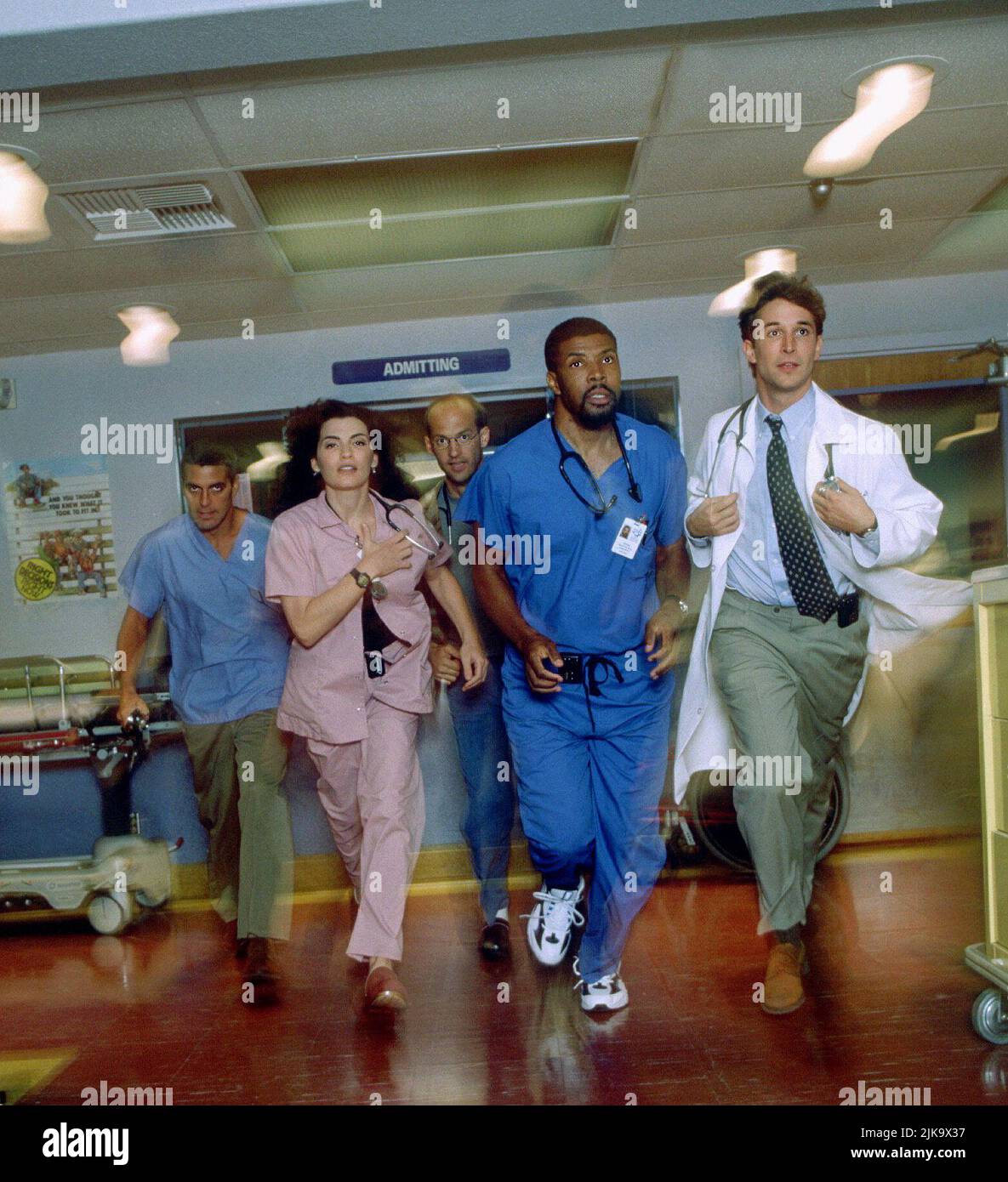 George Clooney, Julianna Margulies, Anthony Edwards, Eriq La Salle & Noah Wyle Television: Er : Season 5; E.R. (TV-Serie) Characters: Dr. Doug Ross,Nurse Carol Hathaway,Dr. Mark Greene,Dr. Peter Benton & Dr. John Carter  Usa 1994-2000, / 5. Staffel, Season 5 24 September 1998   **WARNING** This Photograph is for editorial use only and is the copyright of WARNER BROS. TELEVISION and/or the Photographer assigned by the Film or Production Company and can only be reproduced by publications in conjunction with the promotion of the above Film. A Mandatory Credit To WARNER BROS. TELEVISION is require Stock Photo